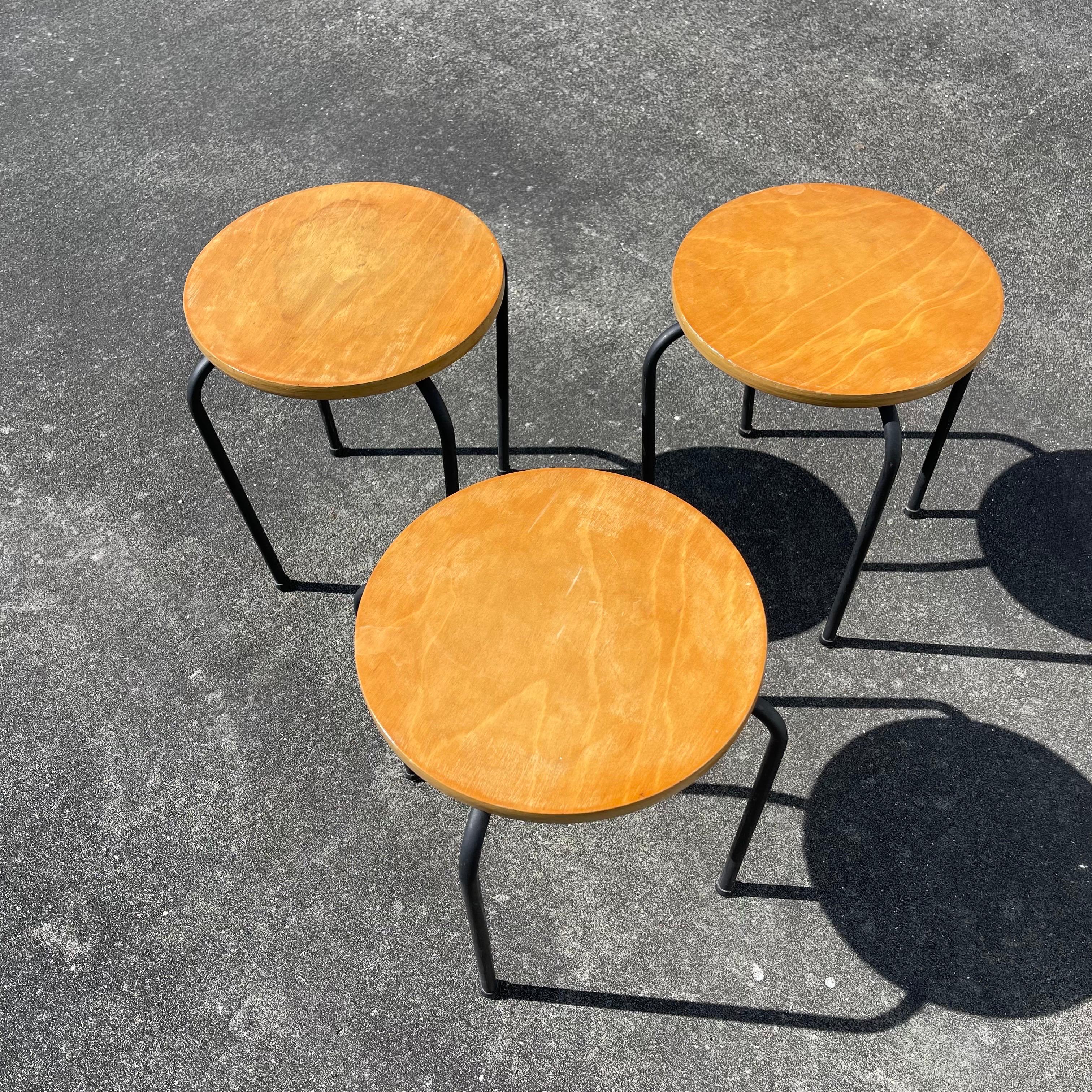 Tables ou tabourets empilables en bois rond du milieu du siècle, ensemble de 3 État moyen - En vente à Jensen Beach, FL