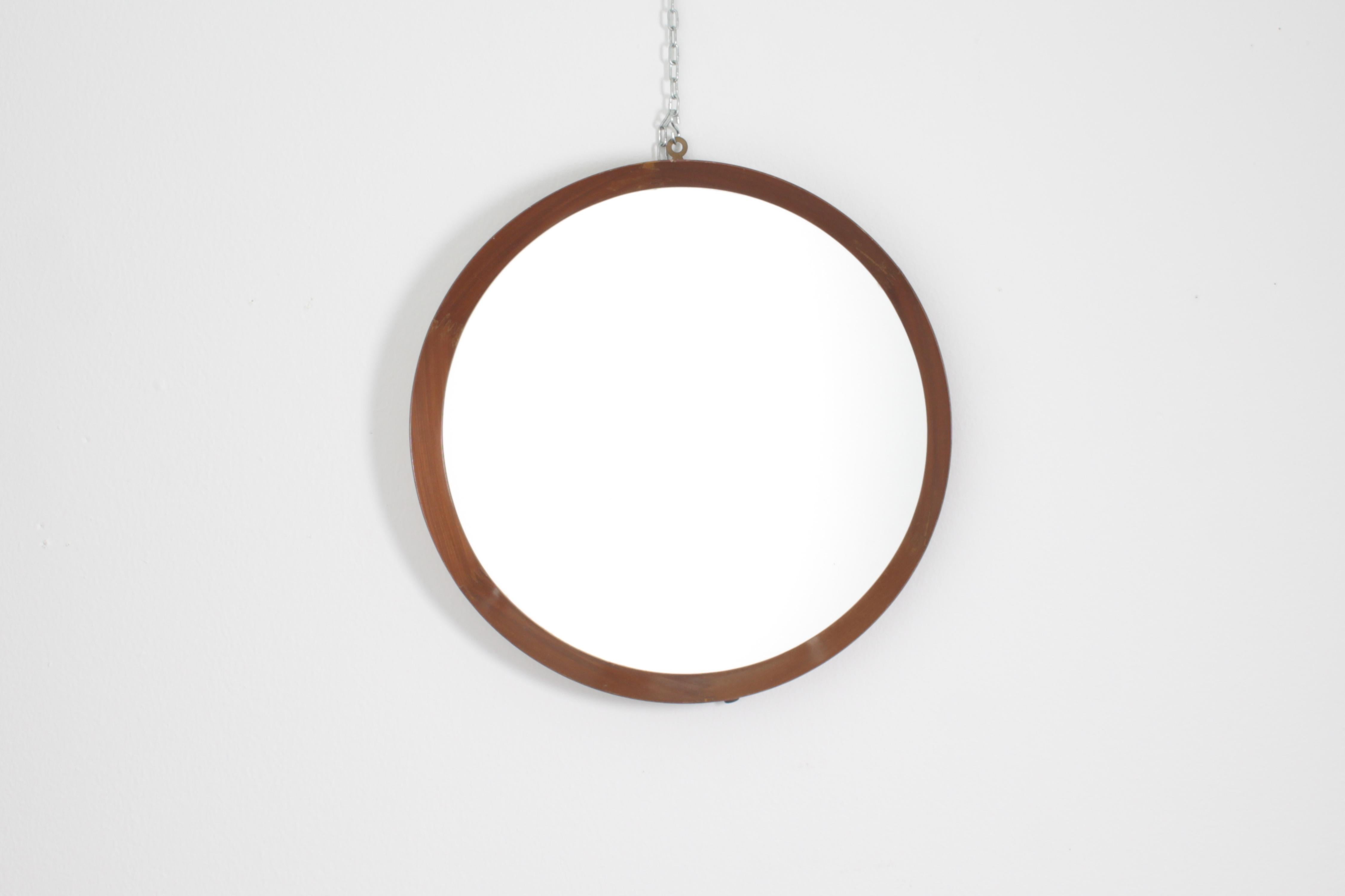 Circular wall mirror with protruding curved wooden frame. Elegant Italian production from the 60s.
Wear consistent with age and use.