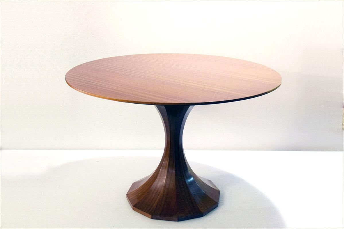 Round wooden table, Italian production of the 1950s, attributed to Carlo de Carli.
Solid wood foot curved and shaped into twelve sections.
In excellent conditions.