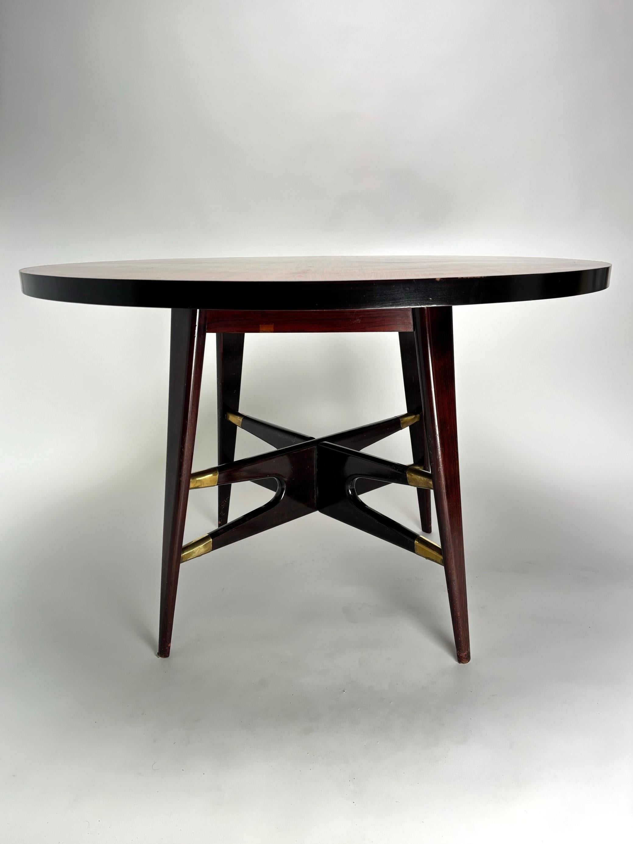 Cette élégante table de salle à manger ronde, conçue par le célèbre designer italien Silvio Cavatorta dans les années 1950, incarne parfaitement l'esprit du design Midcentury Modern : des lignes épurées, des matériaux nobles et un équilibre