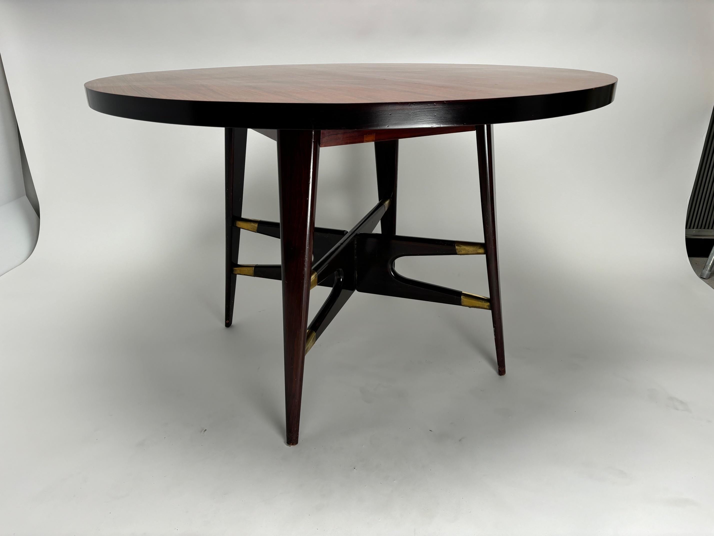 Table ronde en bois du milieu du siècle par Silvio Cavatorta, Italie, années 1950 Bon état - En vente à Argelato, BO