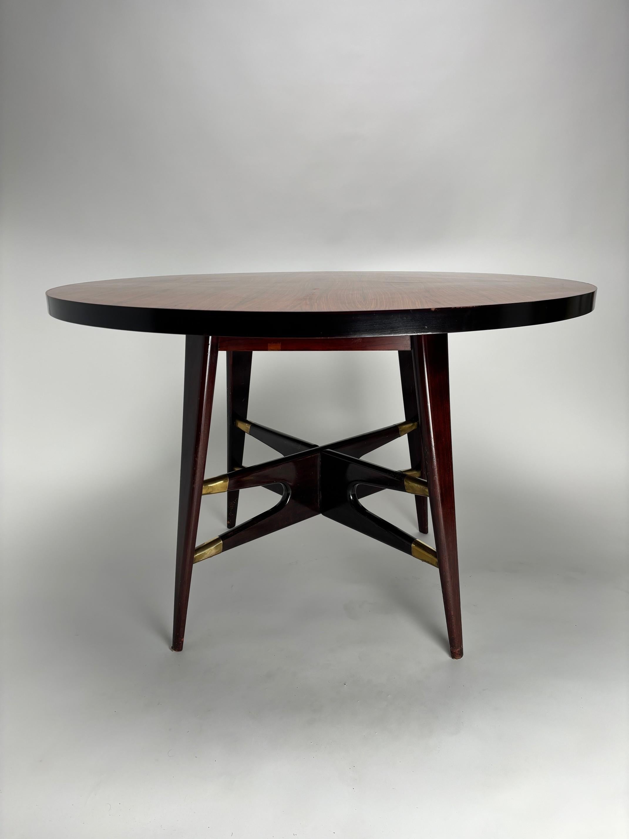 Milieu du XXe siècle Table ronde en bois du milieu du siècle par Silvio Cavatorta, Italie, années 1950 en vente