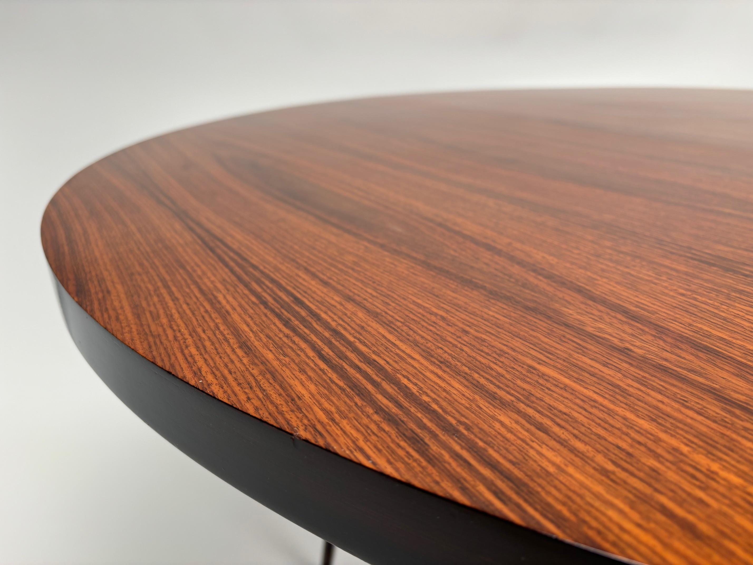 Table ronde en bois du milieu du siècle par Silvio Cavatorta, Italie, années 1950 en vente 1