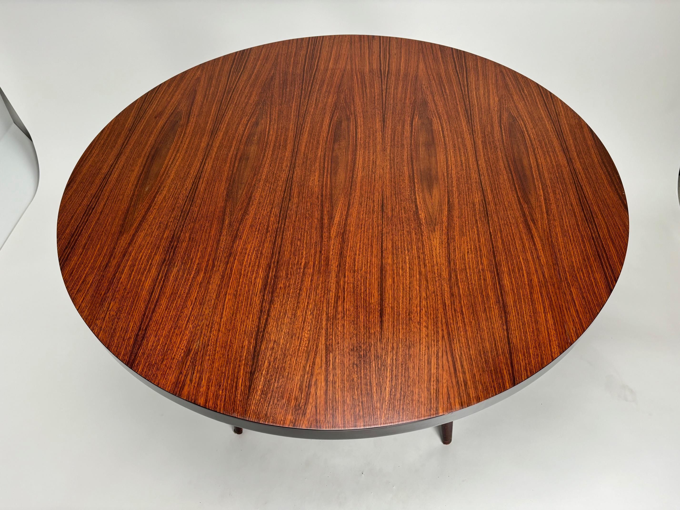 Table ronde en bois du milieu du siècle par Silvio Cavatorta, Italie, années 1950 en vente 2
