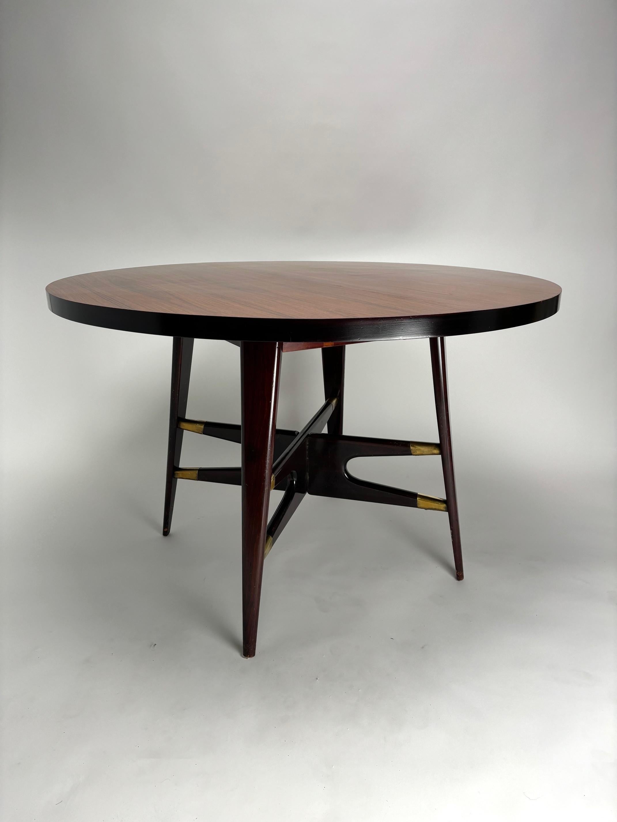 Table ronde en bois du milieu du siècle par Silvio Cavatorta, Italie, années 1950 en vente 3