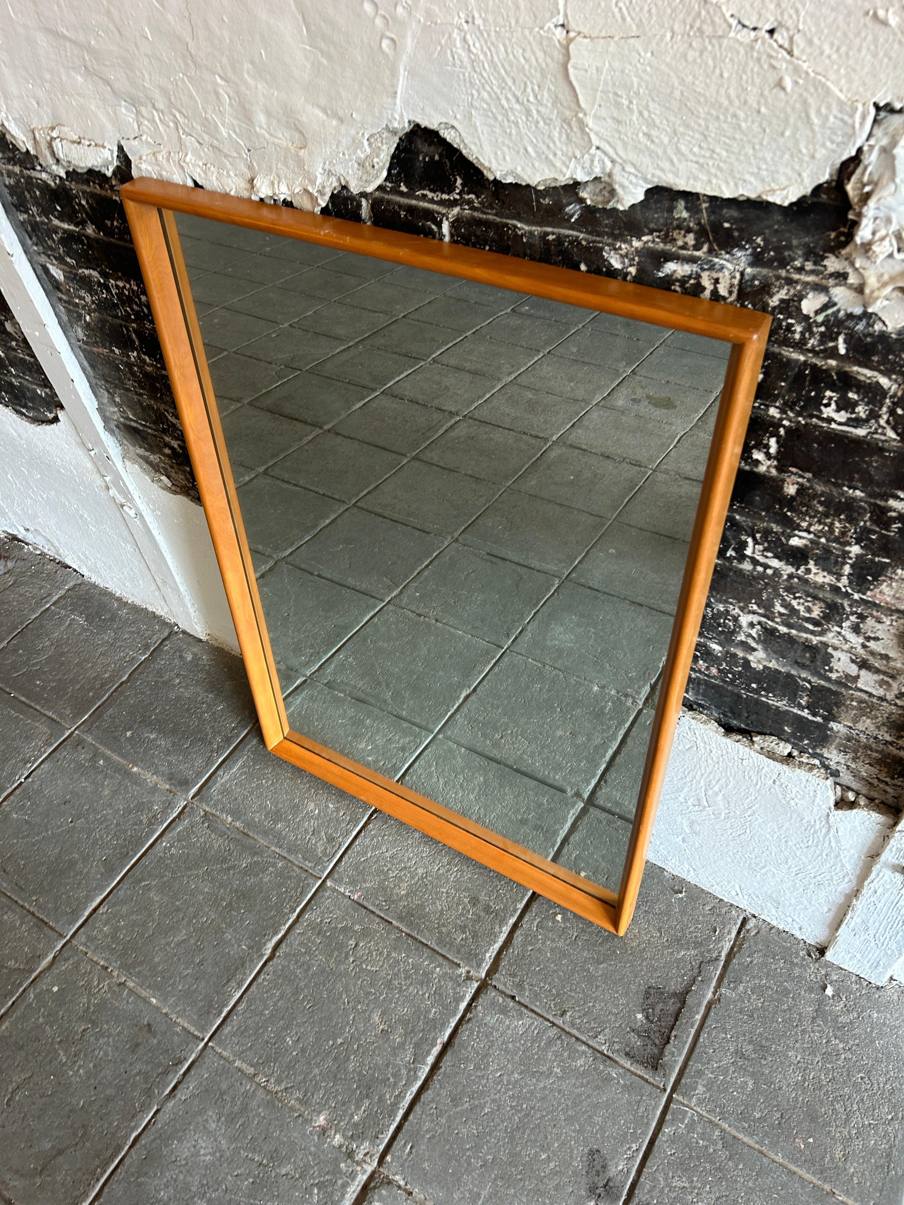 Specchio da parete in acero massiccio biondo di grandi dimensioni della metà del secolo. Lo specchio può essere appeso in verticale o in orizzontale. Specchio biondo in acero massiccio arrotondato Cornice. Il vetro è spesso e pesante, senza graffi.