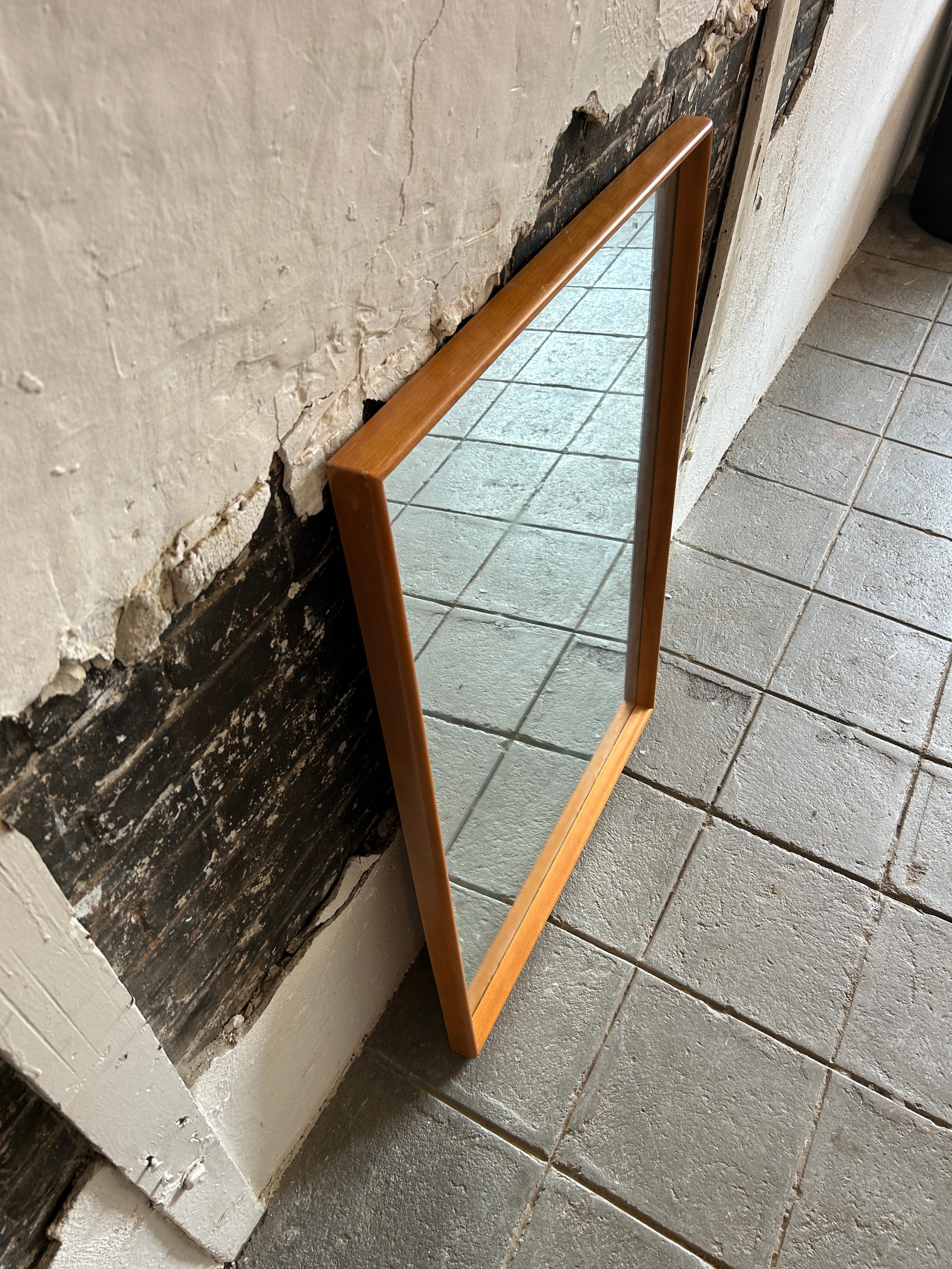 Specchio rettangolare arrotondato di metà secolo in acero massiccio da parete o da terra In condizioni buone in vendita a Brooklyn, NY
