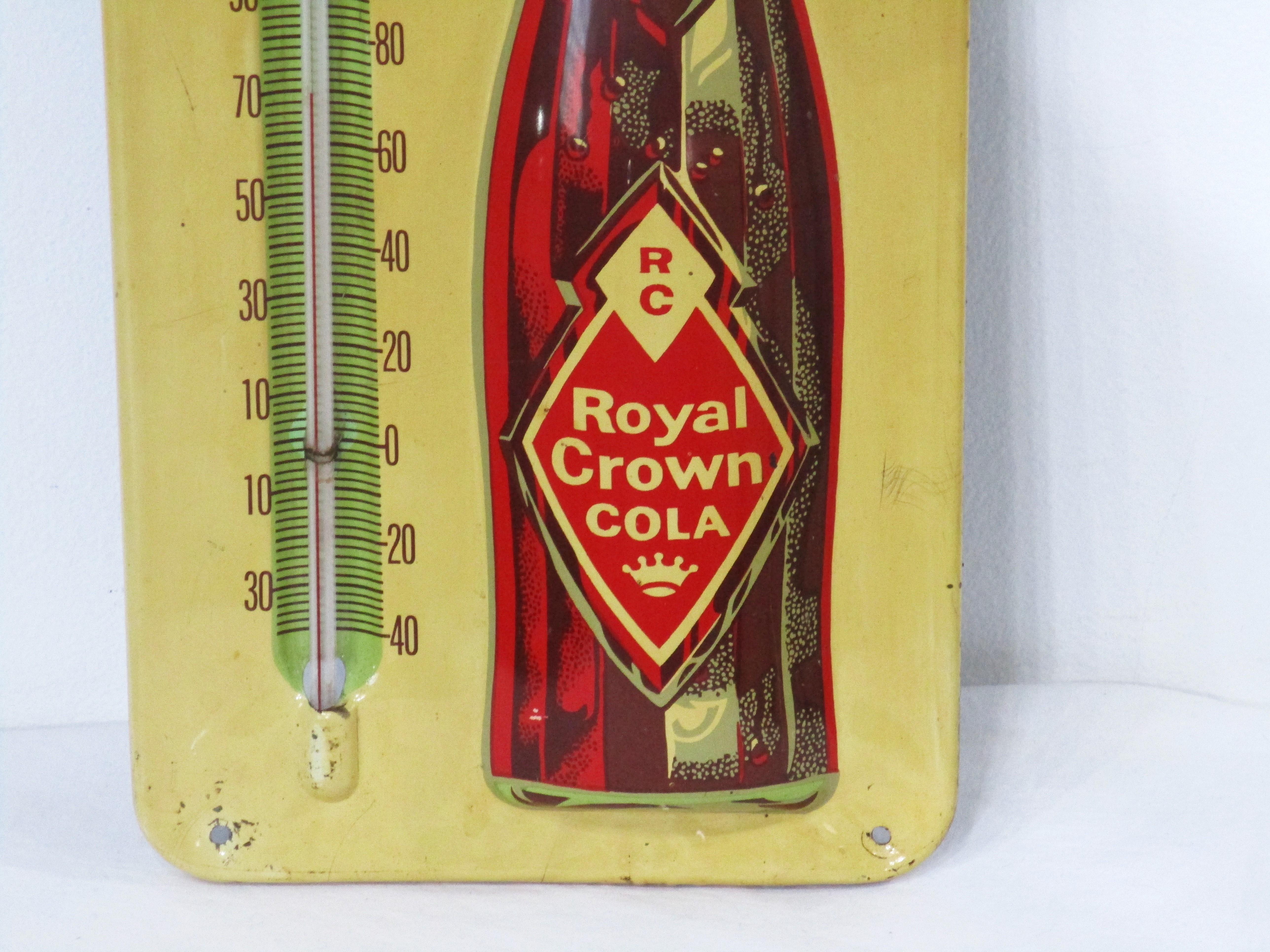 Mid-Century Modern thermomètre publicitaire Cola embossé Royal Crown du milieu du siècle dernier  en vente
