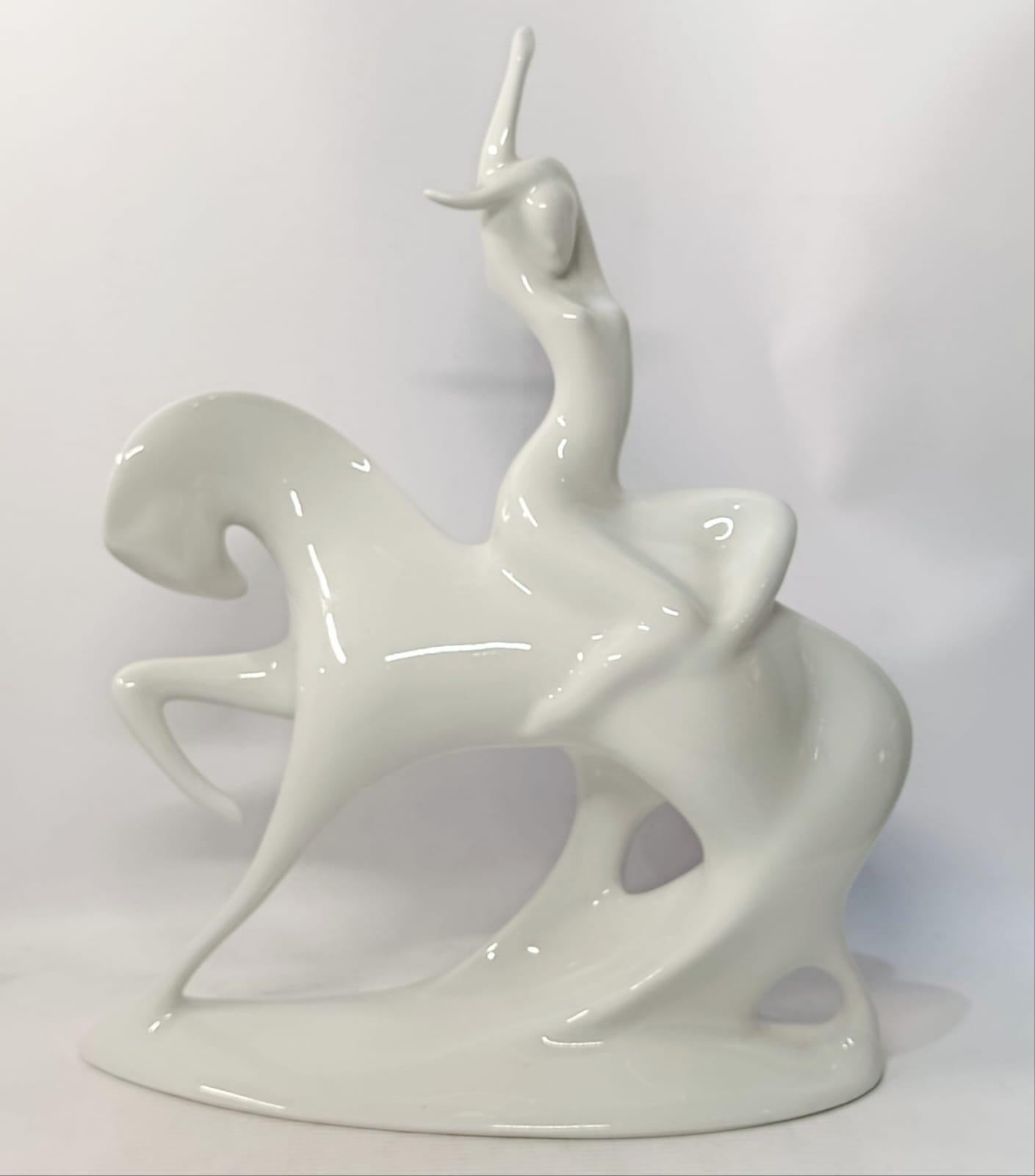 Cavallo di porcellana Royal Dux di metà secolo con cavaliere nudo, circa 1960
Si tratta di un'elegante scultura in porcellana di metà secolo realizzata dalla rinomata fabbrica Royal Dux, originaria dell'ex Cecoslovacchia. Il pezzo è realizzato in