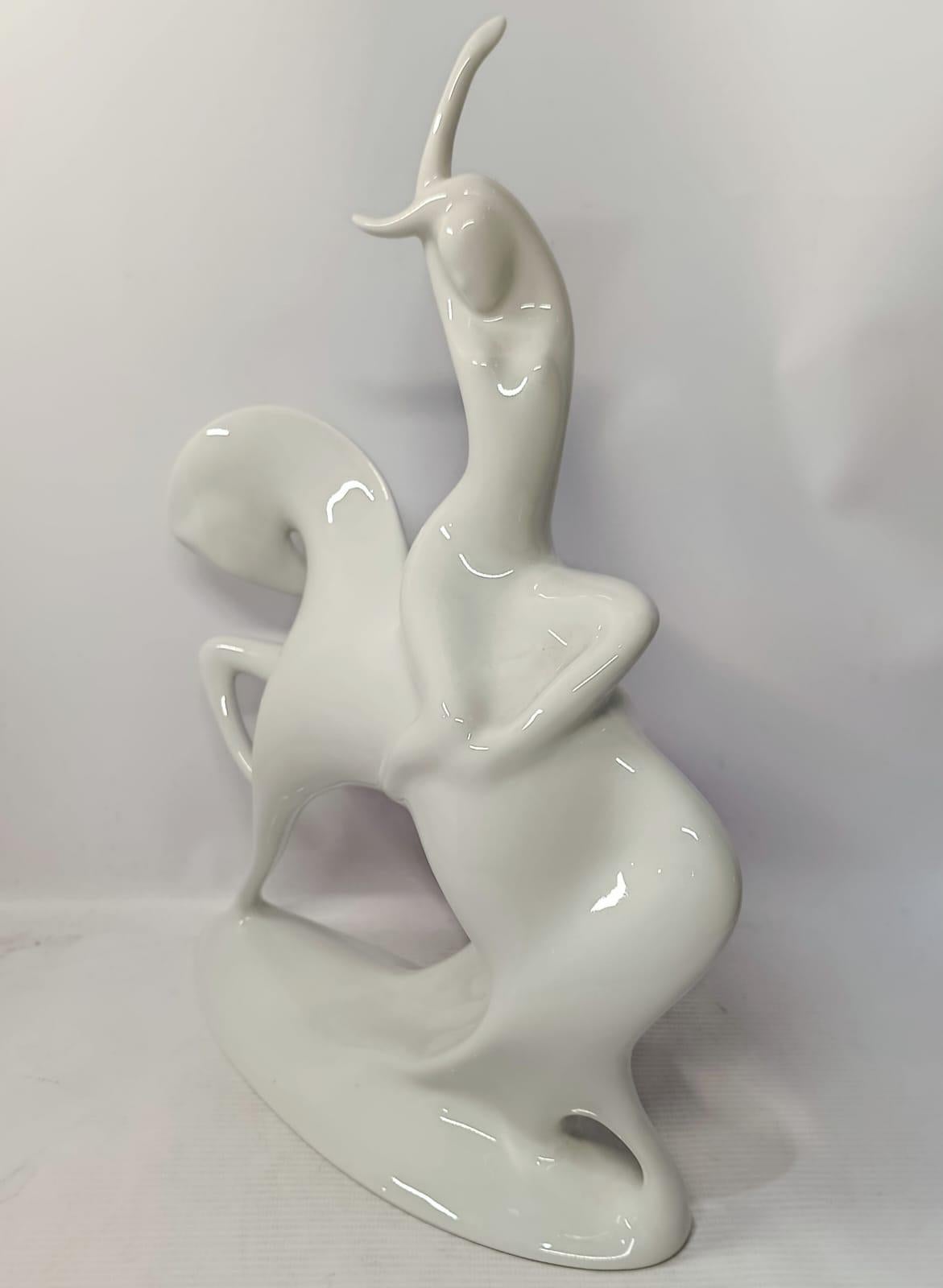 Cavallo in porcellana Royal Dux di metà secolo con cavaliere nudo femminile, circa 1960 In condizioni buone in vendita a Buenos Aires, Argentina