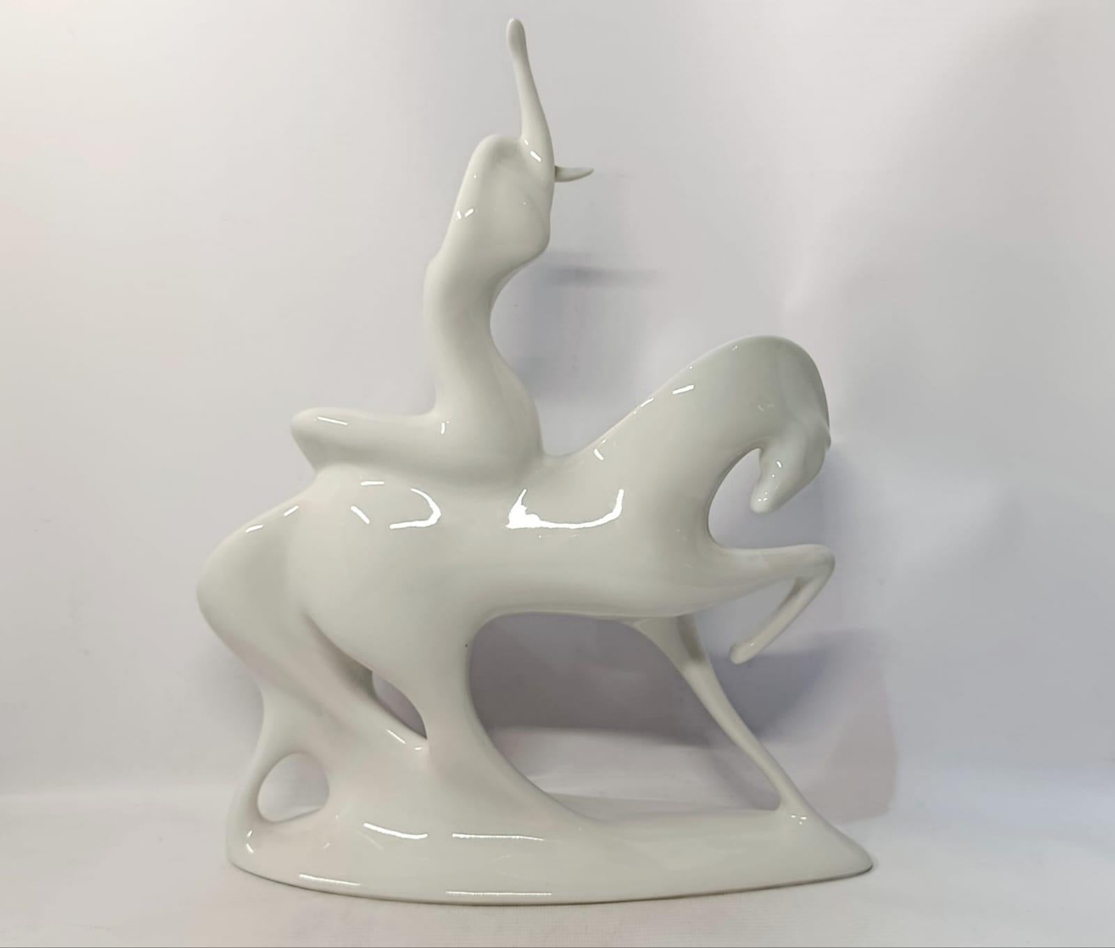 Metà XX secolo Cavallo in porcellana Royal Dux di metà secolo con cavaliere nudo femminile, circa 1960 in vendita