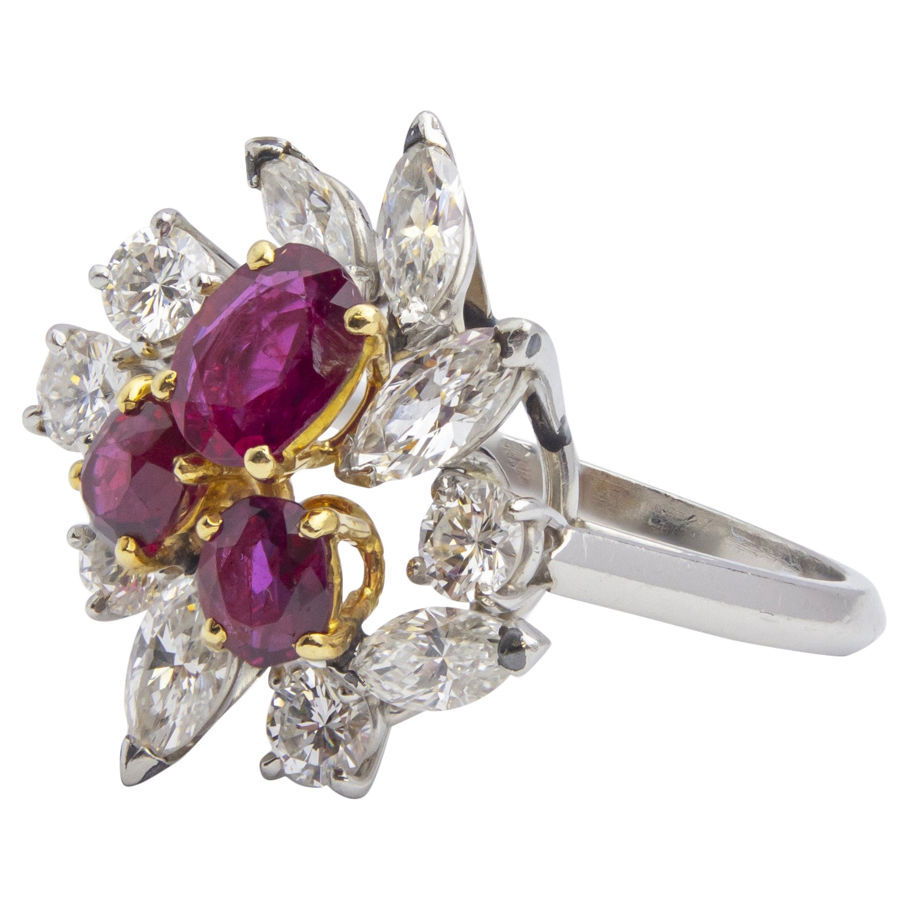 Anello di Chaumet con rubini e diamanti del metà del secolo scorso in vendita