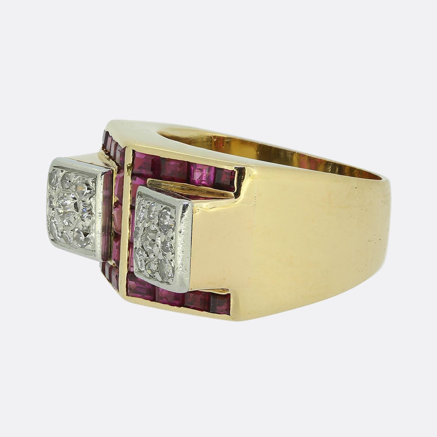 Qui abbiamo un sorprendente anello a grappolo risalente alla metà del XX secolo. Il design è caratterizzato da rubini quadrati di taglio calibro eccellente che possiedono un ricco colore rosso con un leggero sottotono rosato. Questi rubini sono