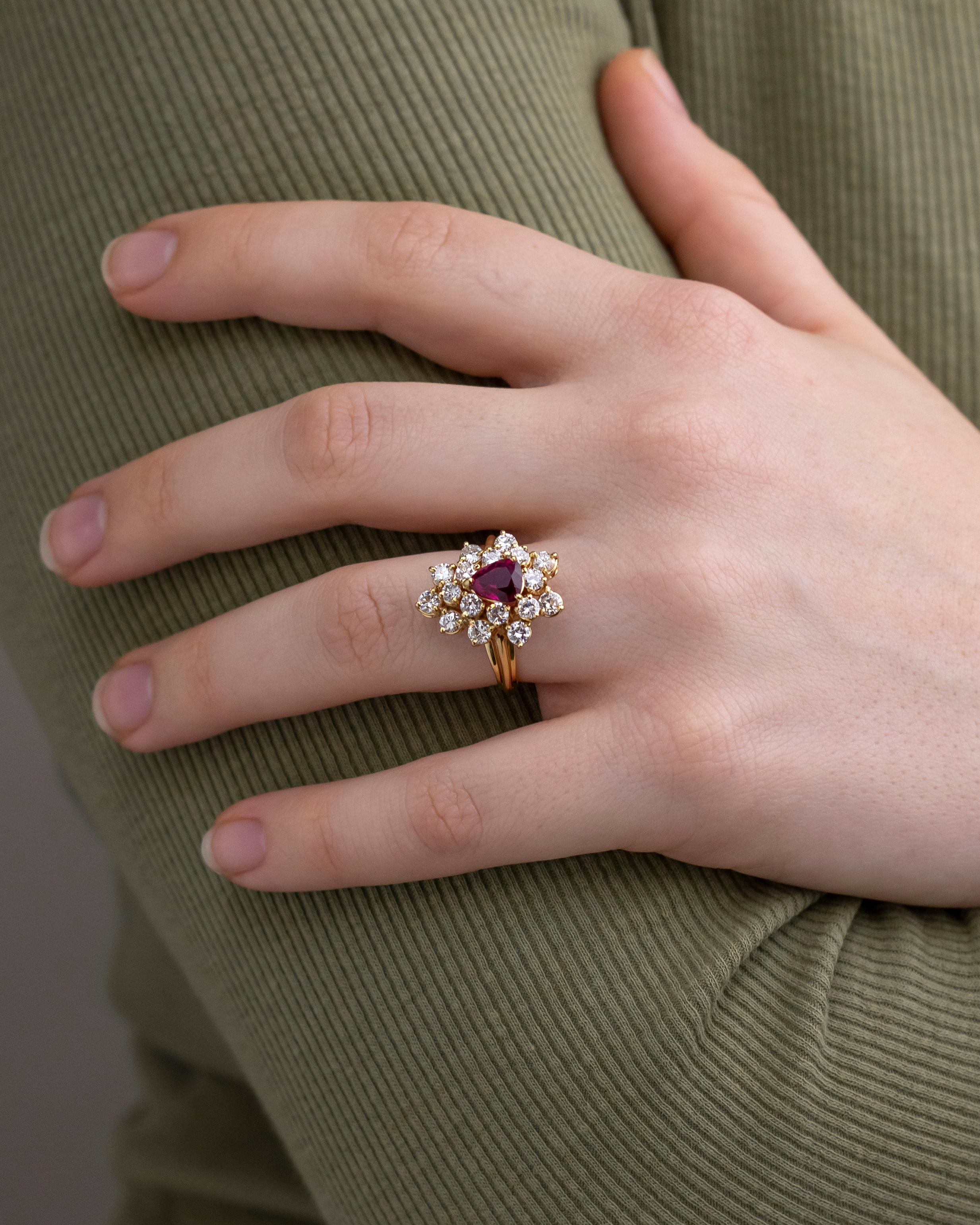 Realizzato in oro giallo 14 carati con diamanti e un rubino centrale, questo anello risale agli anni Settanta. Il pezzo, assemblato a mano, è incentrato su un unico rubino a forma di pera, incastonato a tre griffe e circondato da una doppia corona