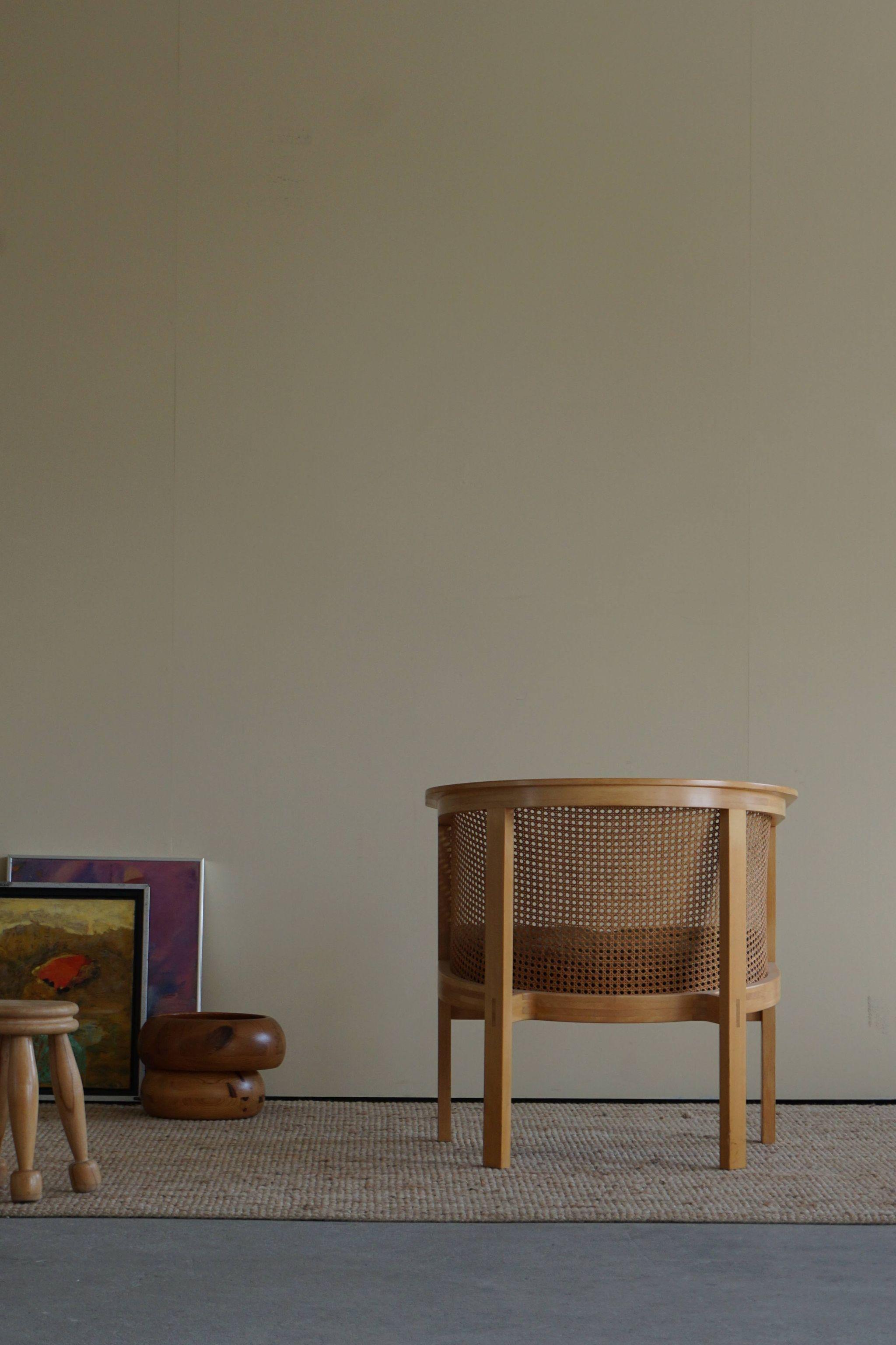 Sessel aus der Mitte des Jahrhunderts aus Buche, Rohr und schwarzem Leder, hergestellt von dem dänischen Designer Rud Thygesen & Johnny Sørensen für Botium, 1980er Jahre. Der Stuhl ist Teil der King-Serie.

Der Stuhl ist schön patiniert und in