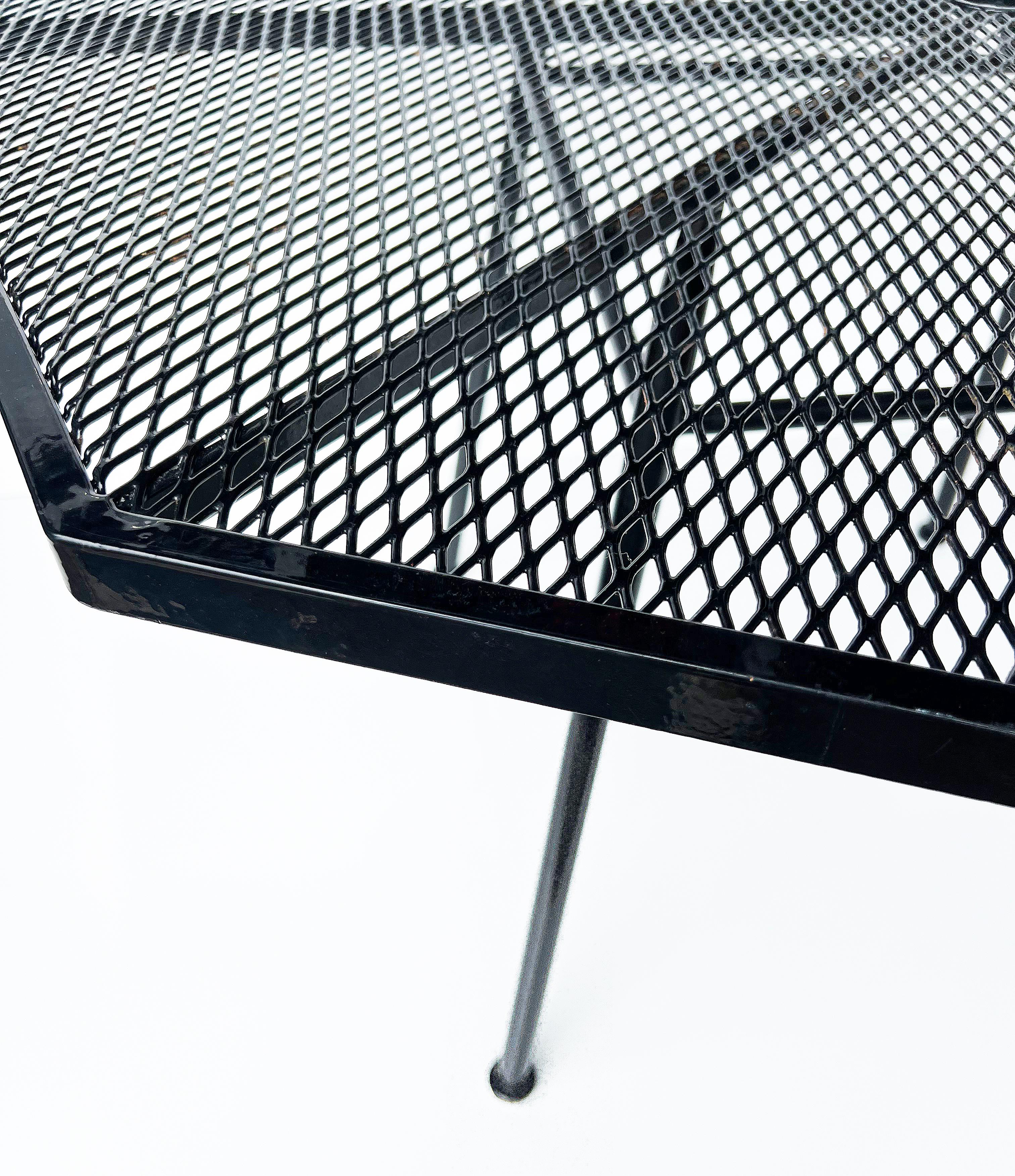 Mid-century Russell Woodard Octagonal Mesh Dining Table  In Good Condition For Sale In Miami, FL