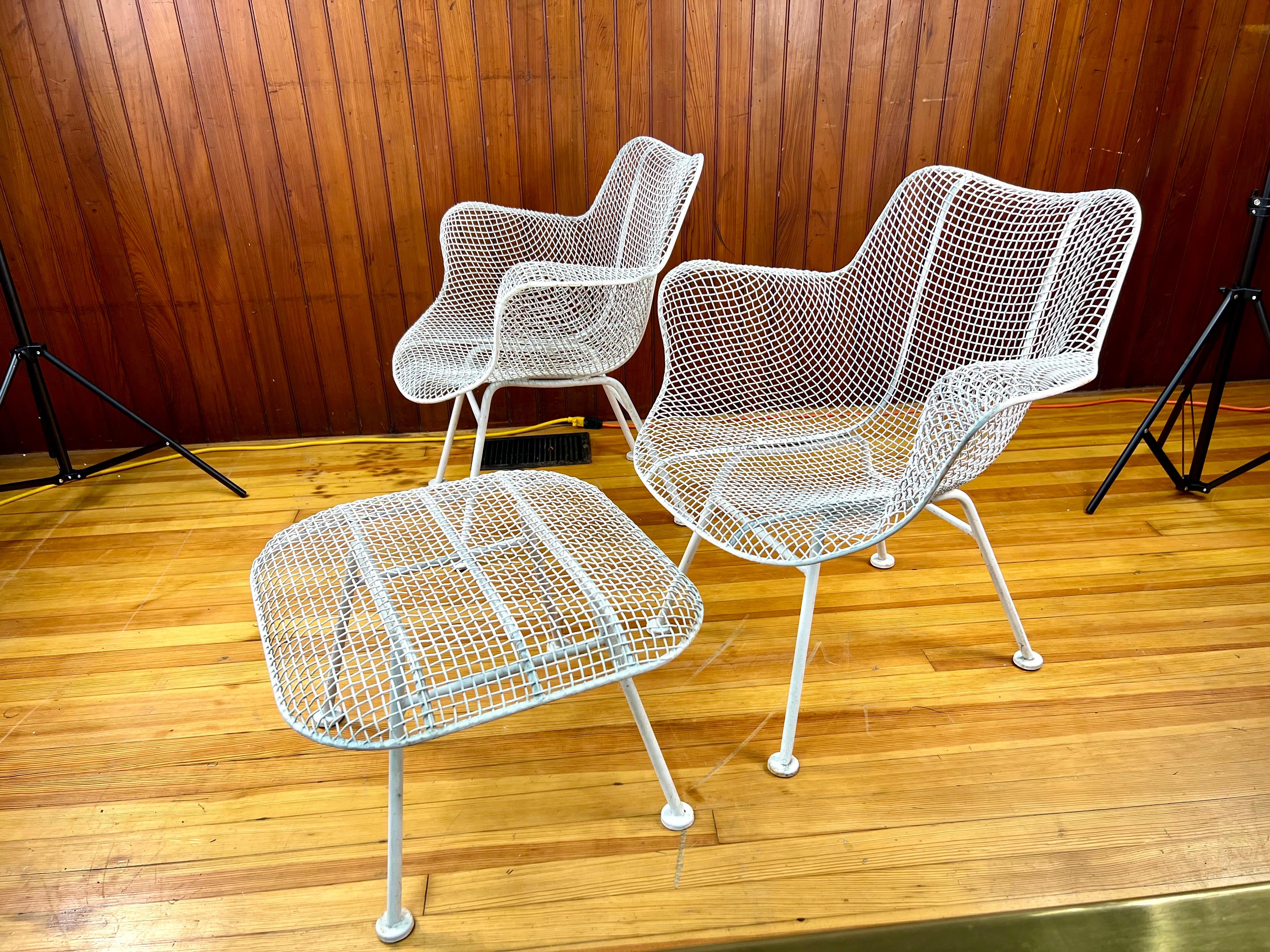 Nous proposons à la vente un magnifique ensemble de chaises Russell Woodard du milieu du siècle, accompagnées d'un ottoman assorti. Il s'agit d'un design véritablement intemporel.
