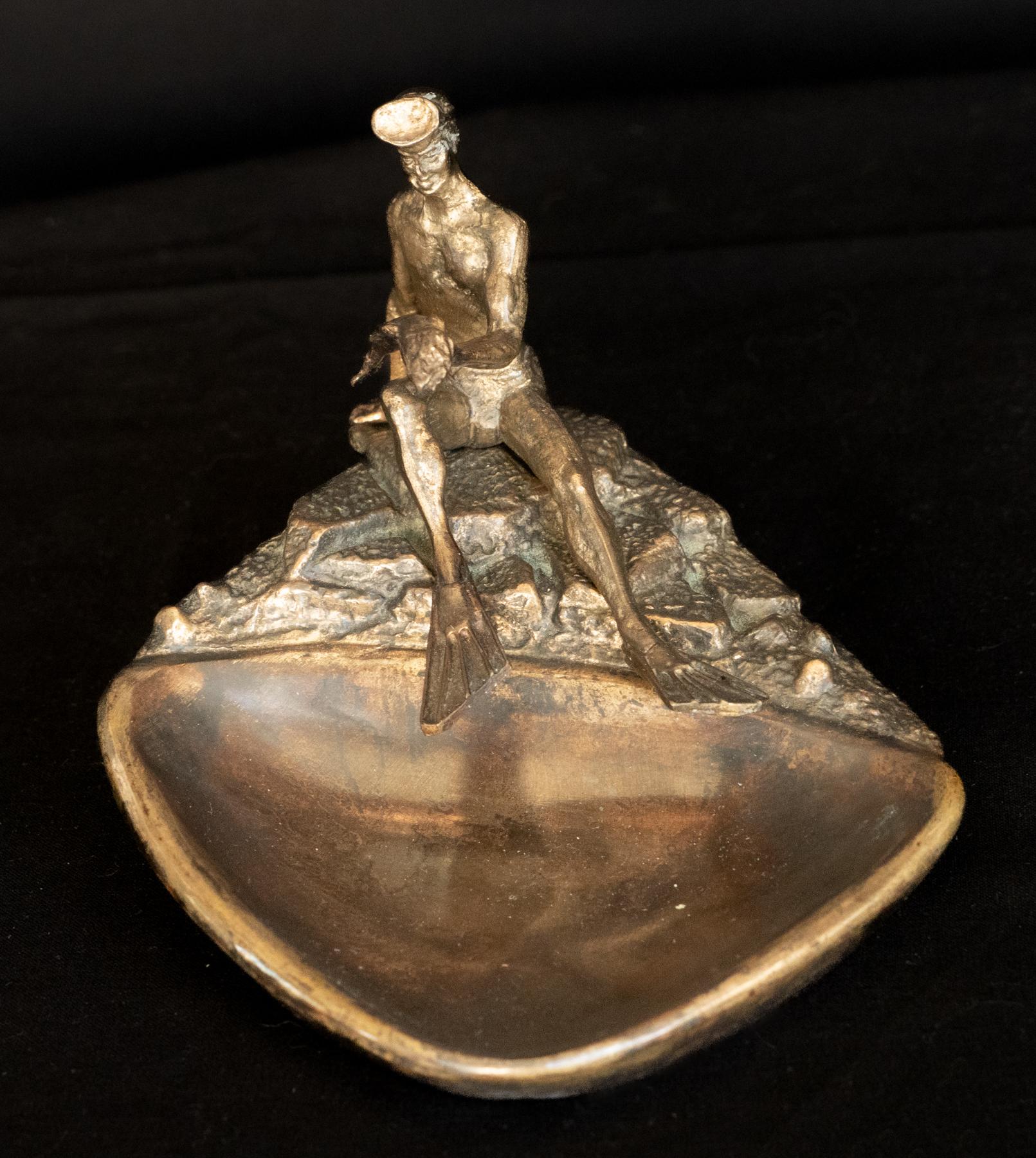 Plateau en bronze russe du milieu du siècle représentant un scaphandrier tenant un poisson. Une commode ou un plateau de bureau. 