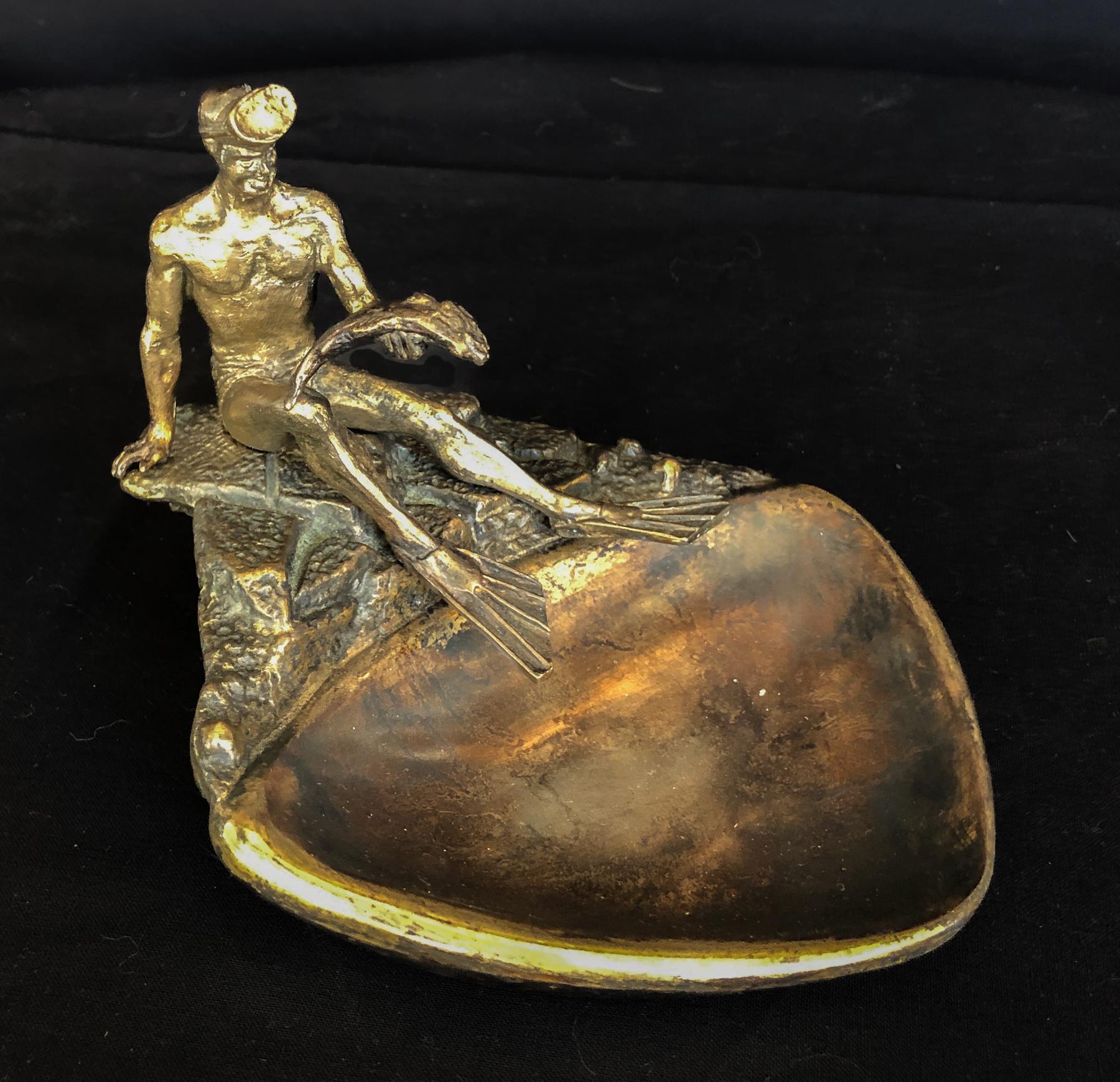 Bronze Plateau en bronze russe du milieu du siècle avec un plongeur en scuba tenant un poisson en vente