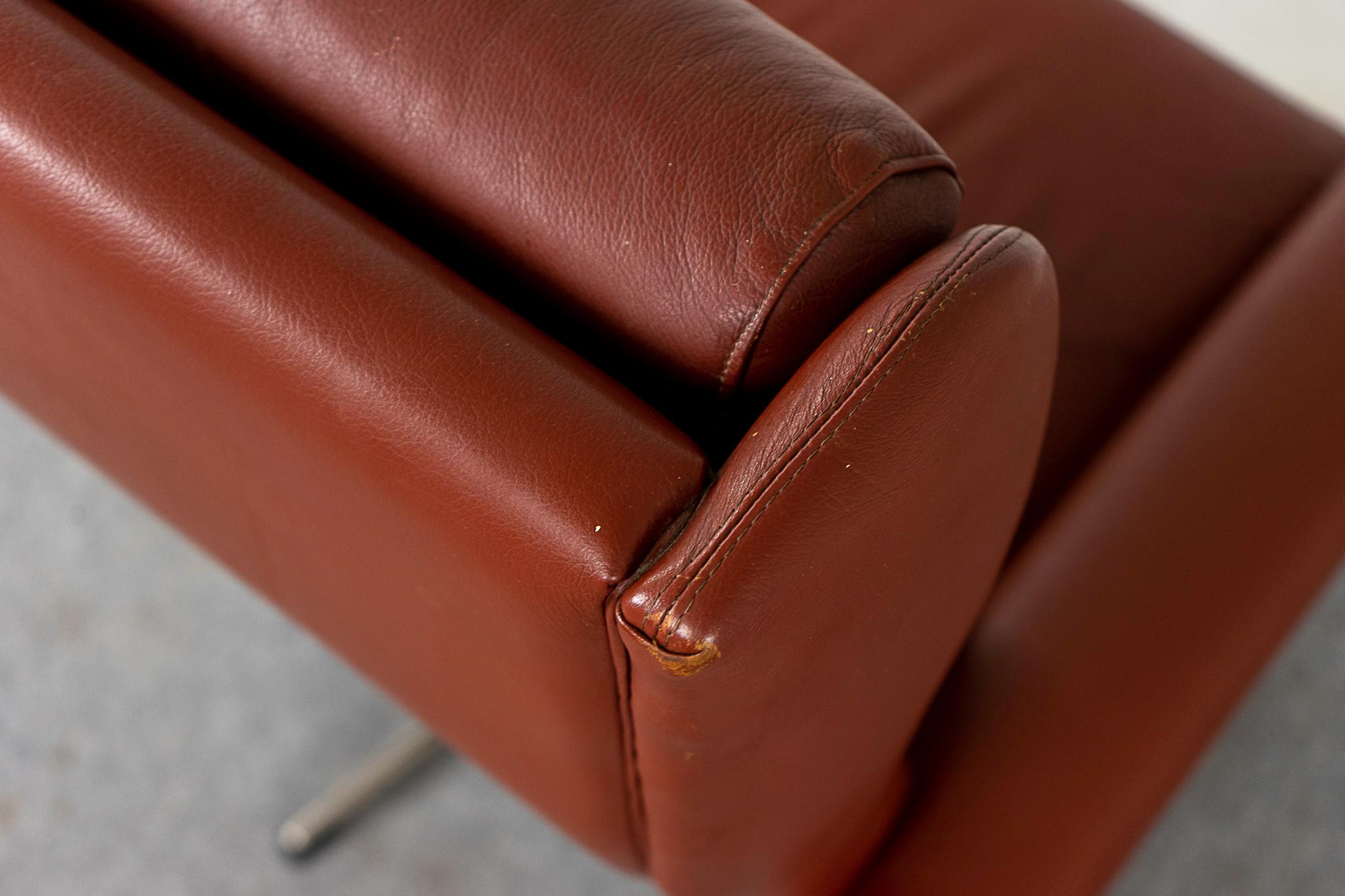 Mid-Century Rust Leather Swivel Chair In Good Condition For Sale In VANCOUVER, CA