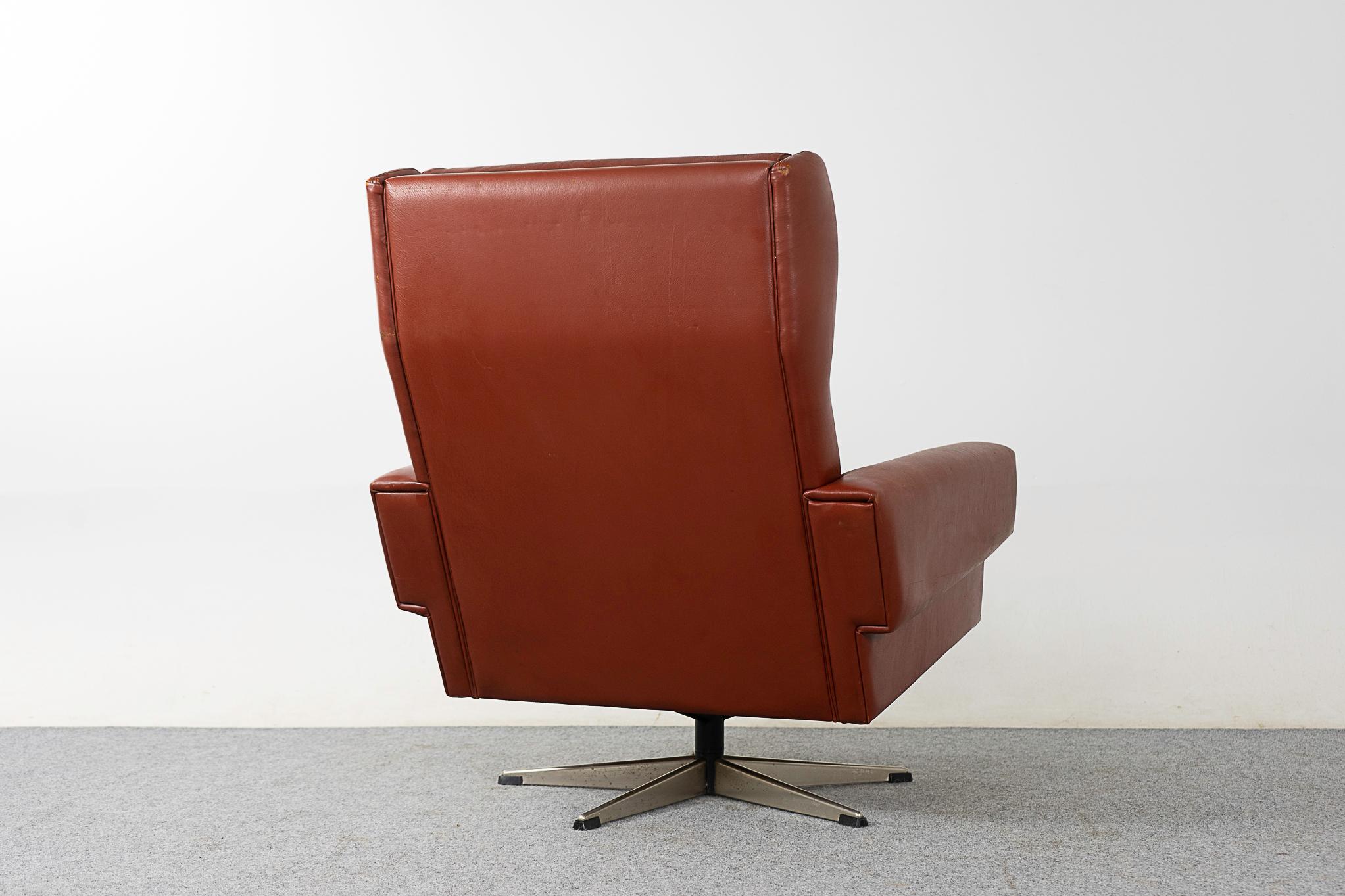 Mid-20th Century Mid-Century Rust Leather Swivel Chair For Sale