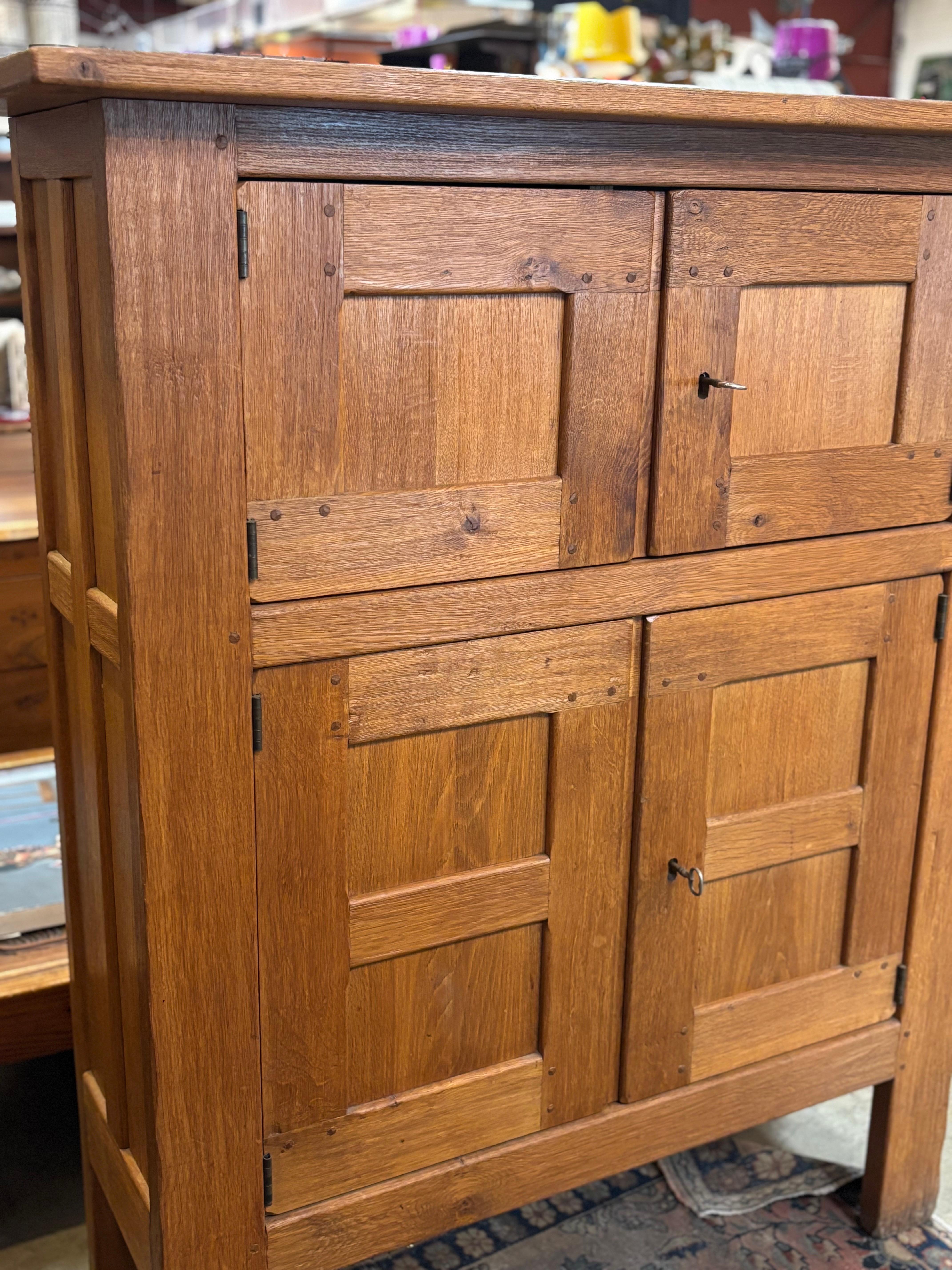 Rustikaler französischer Eichenschrank aus der Jahrhundertmitte, CIRCA 1960er Jahre (Französisch) im Angebot