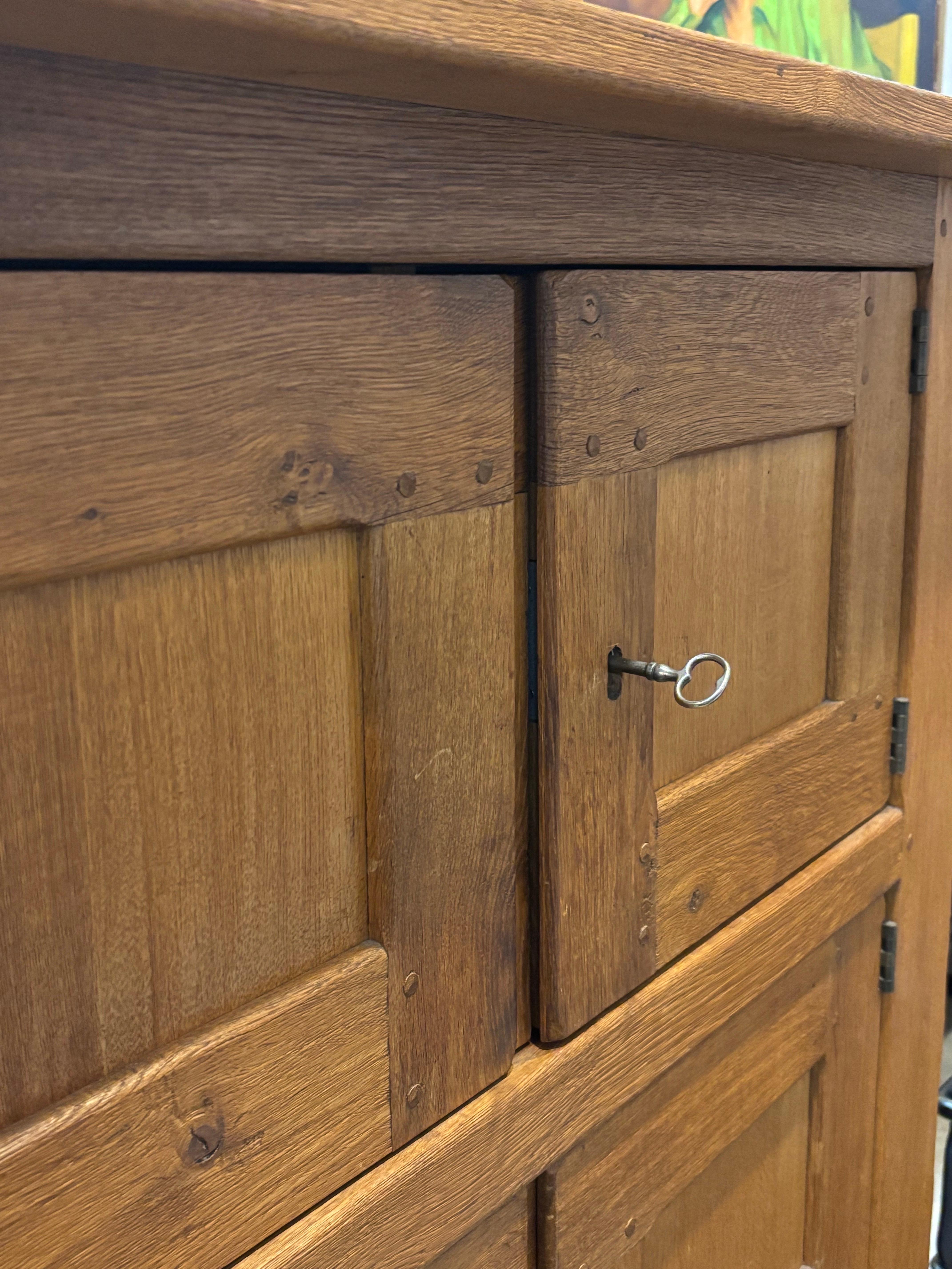 Rustikaler französischer Eichenschrank aus der Jahrhundertmitte, CIRCA 1960er Jahre im Zustand „Gut“ im Angebot in San Antonio, TX