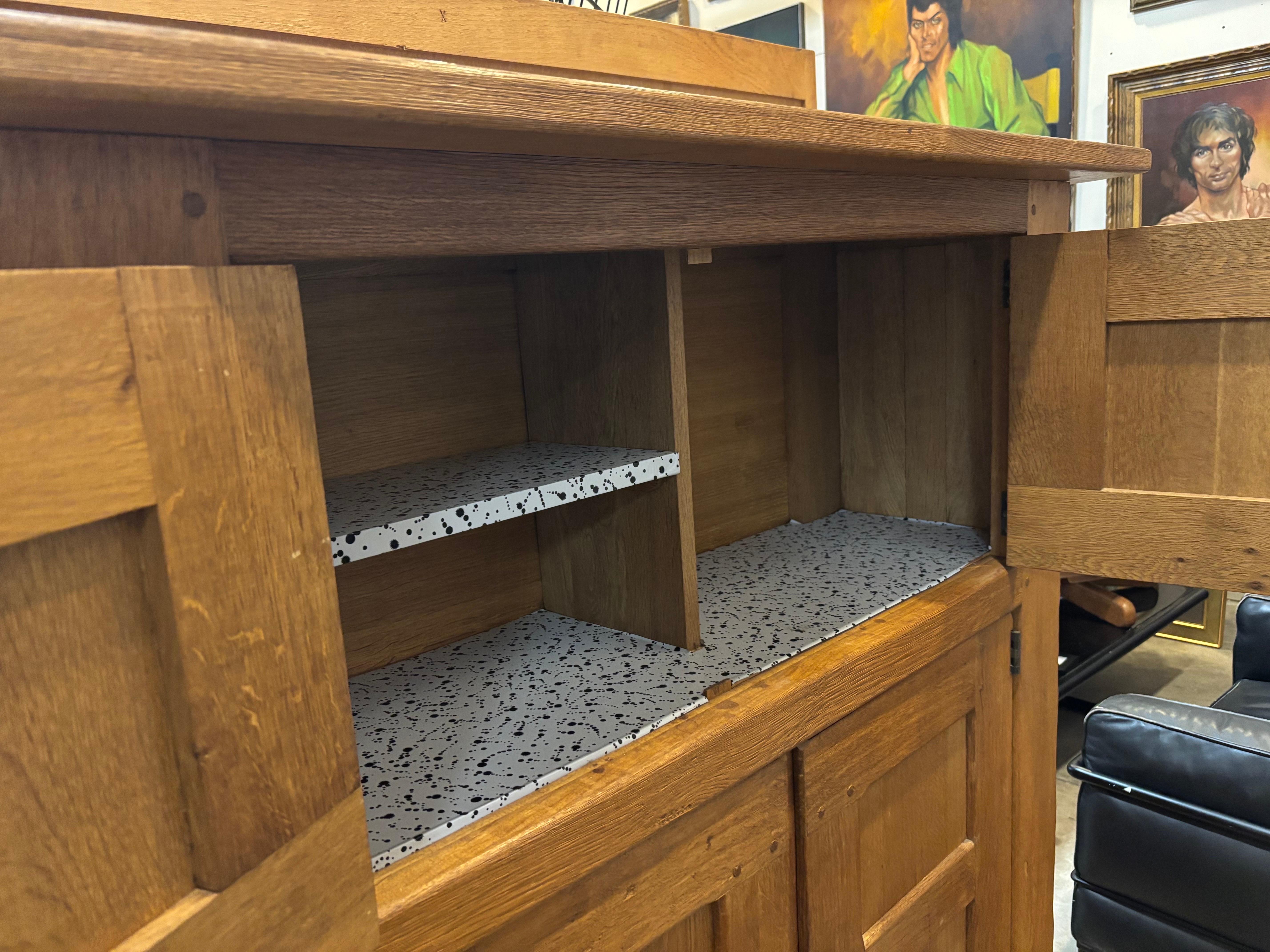 Rustikaler französischer Eichenschrank aus der Jahrhundertmitte, CIRCA 1960er Jahre (20. Jahrhundert) im Angebot