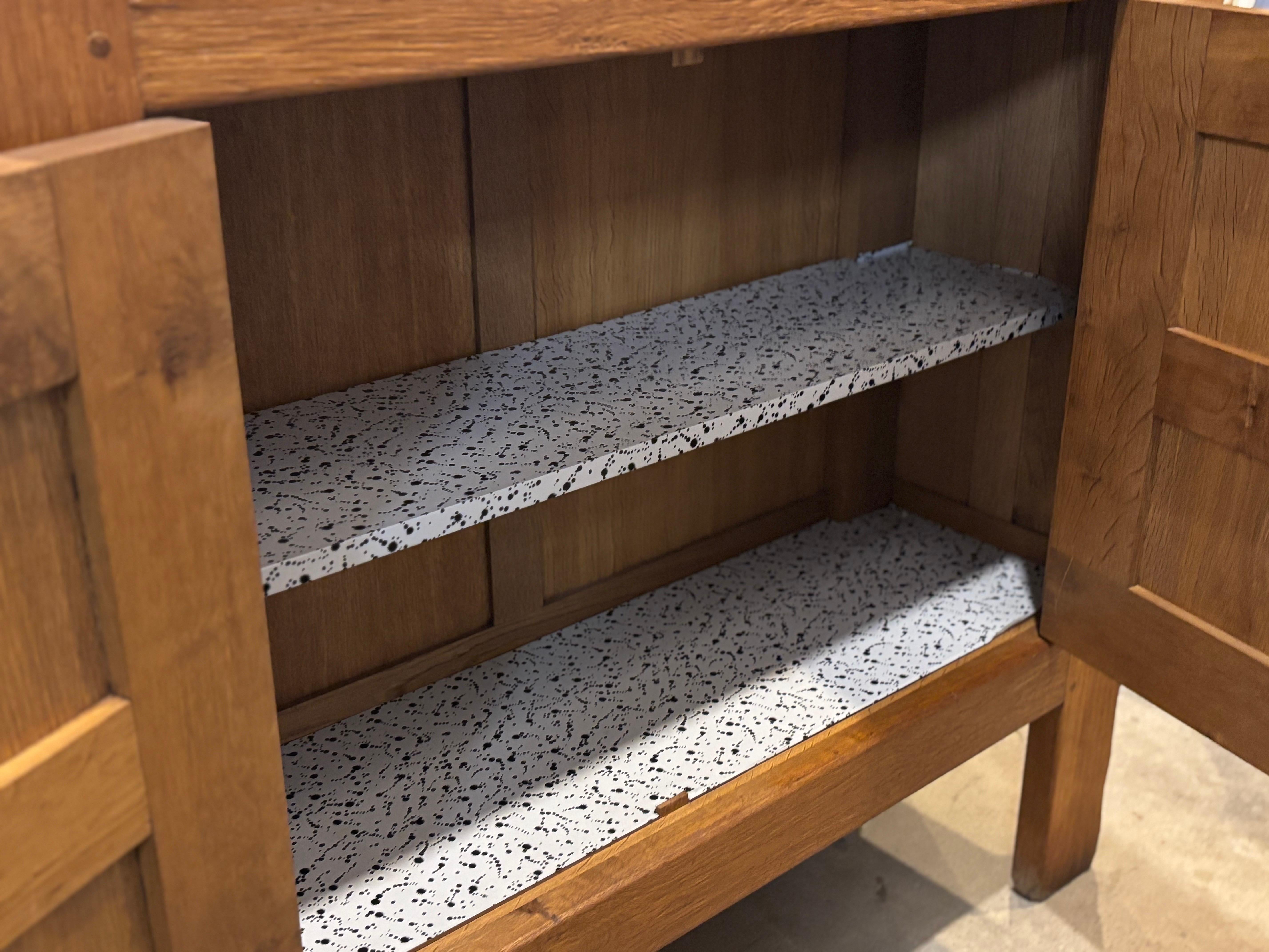 Rustikaler französischer Eichenschrank aus der Jahrhundertmitte, CIRCA 1960er Jahre (Eichenholz) im Angebot