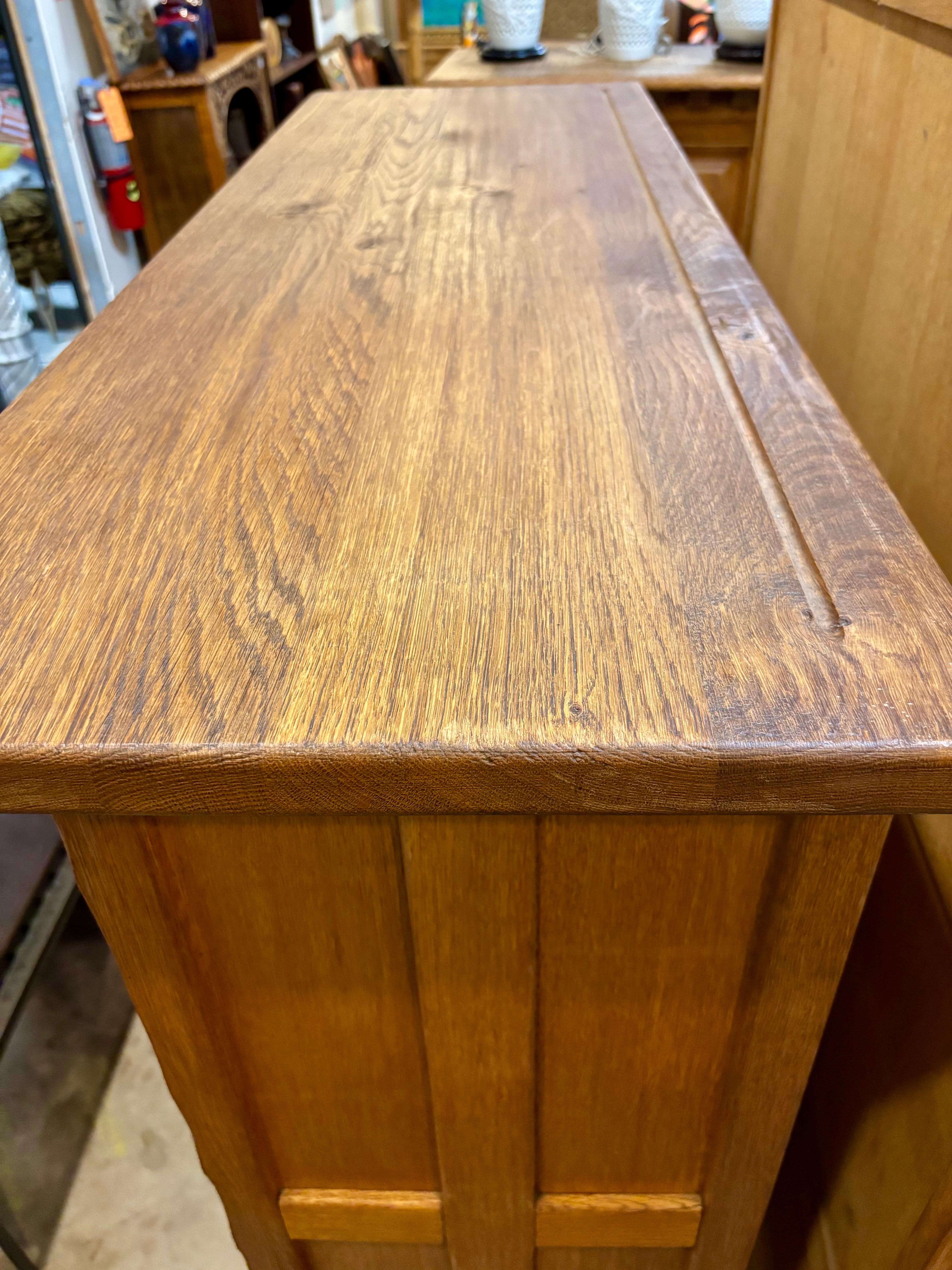 Rustikaler französischer Eichenschrank aus der Jahrhundertmitte, CIRCA 1960er Jahre im Angebot 1