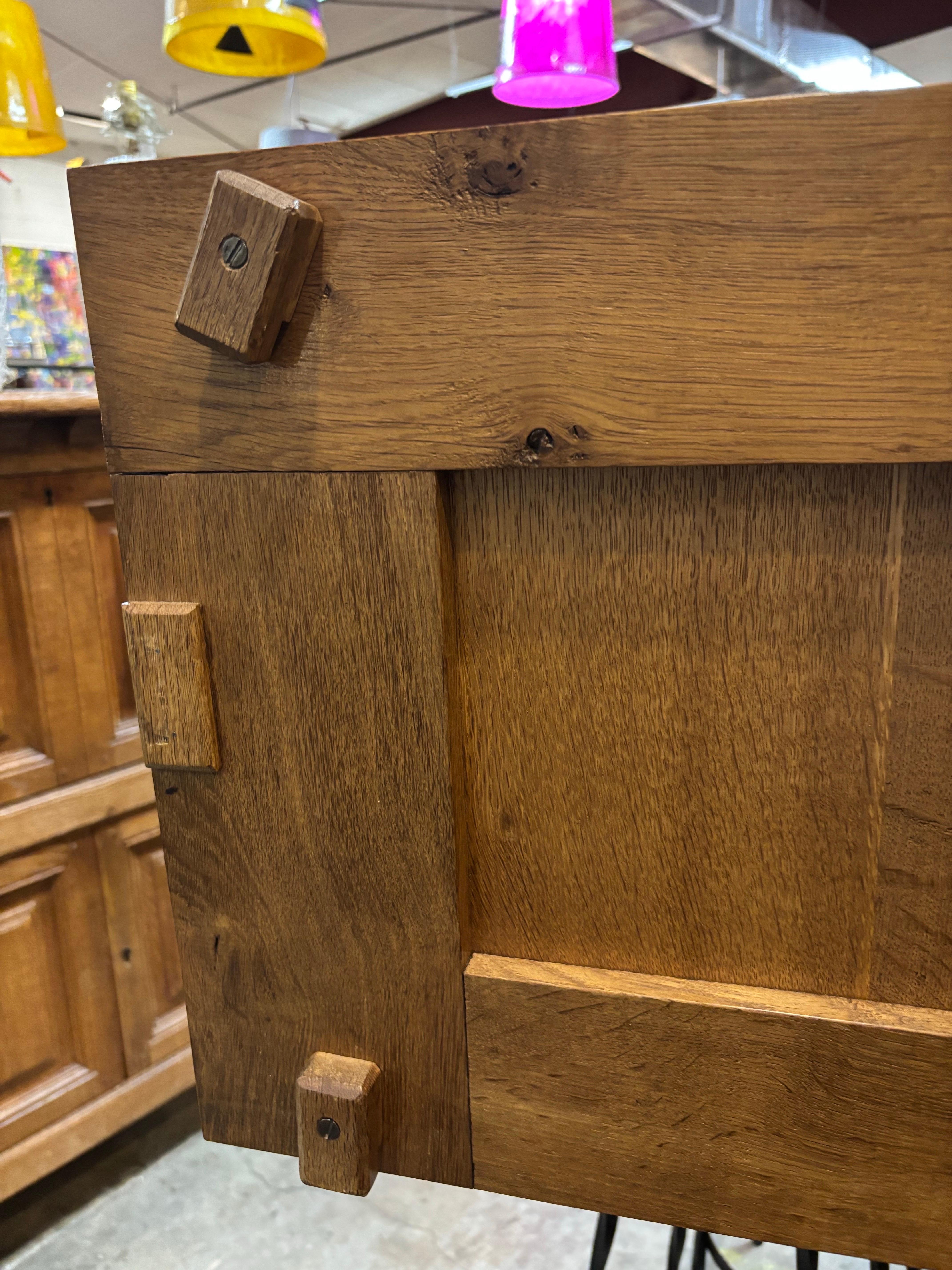 Rustikaler französischer Eichenschrank aus der Jahrhundertmitte, CIRCA 1960er Jahre im Angebot 2