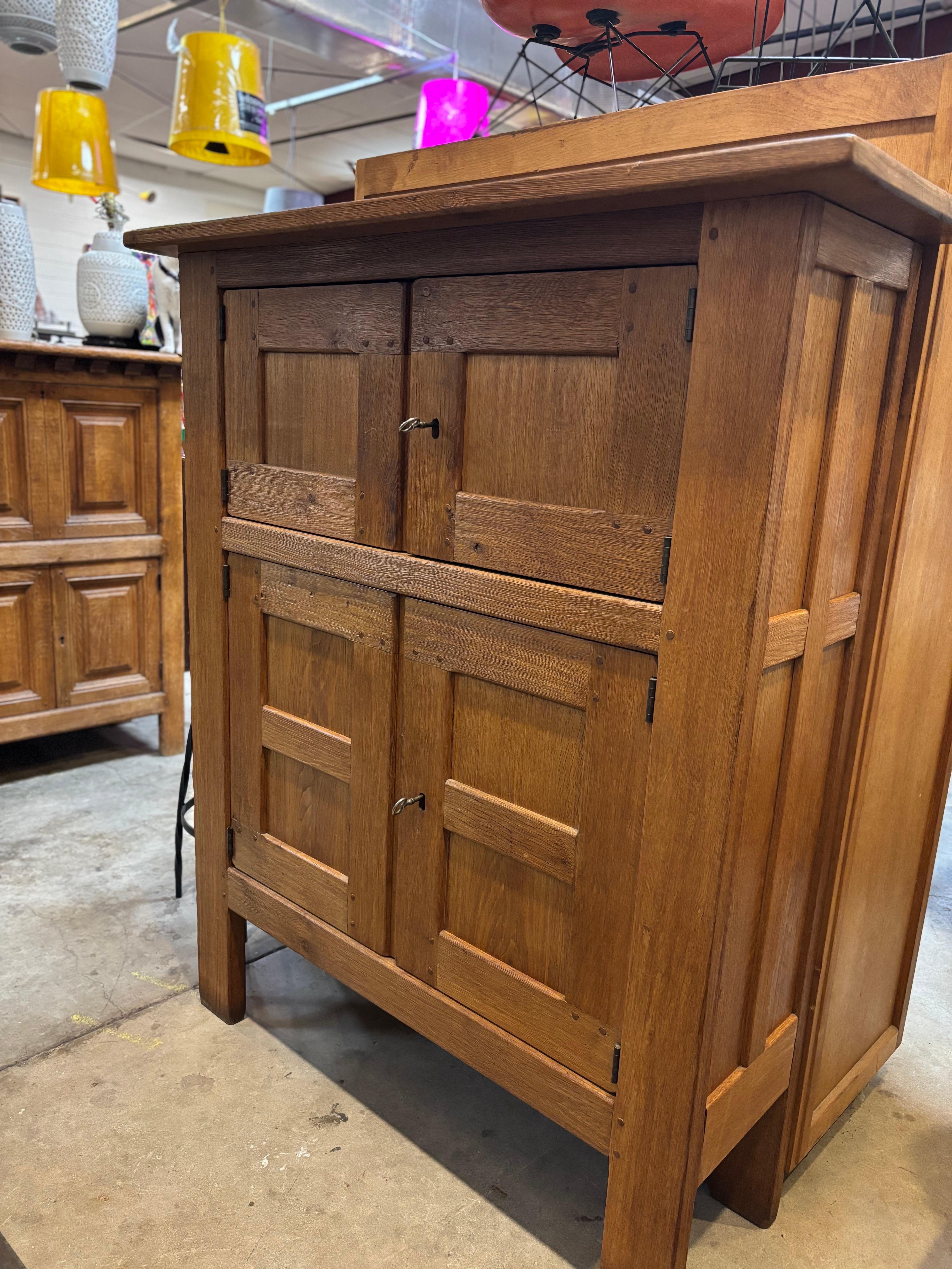 Rustikaler französischer Eichenschrank aus der Jahrhundertmitte, CIRCA 1960er Jahre im Angebot 3