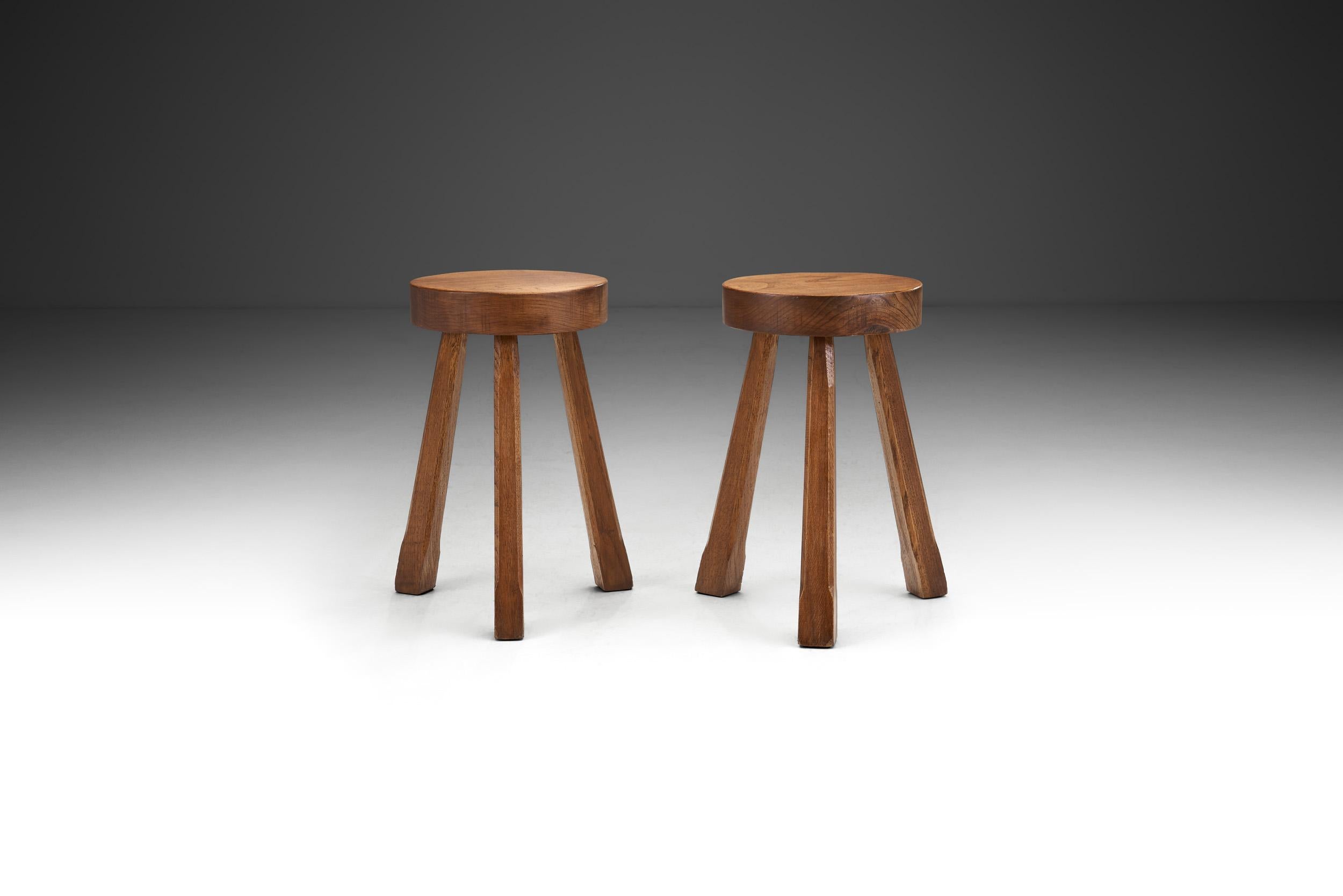 This pair of stools could be described with the often used terms of “brutalist” or “wabi sabi”. What connects both terms is the focus on the material’s natural qualities. The appreciation of rustic simplicity and craftsmanship has never completely