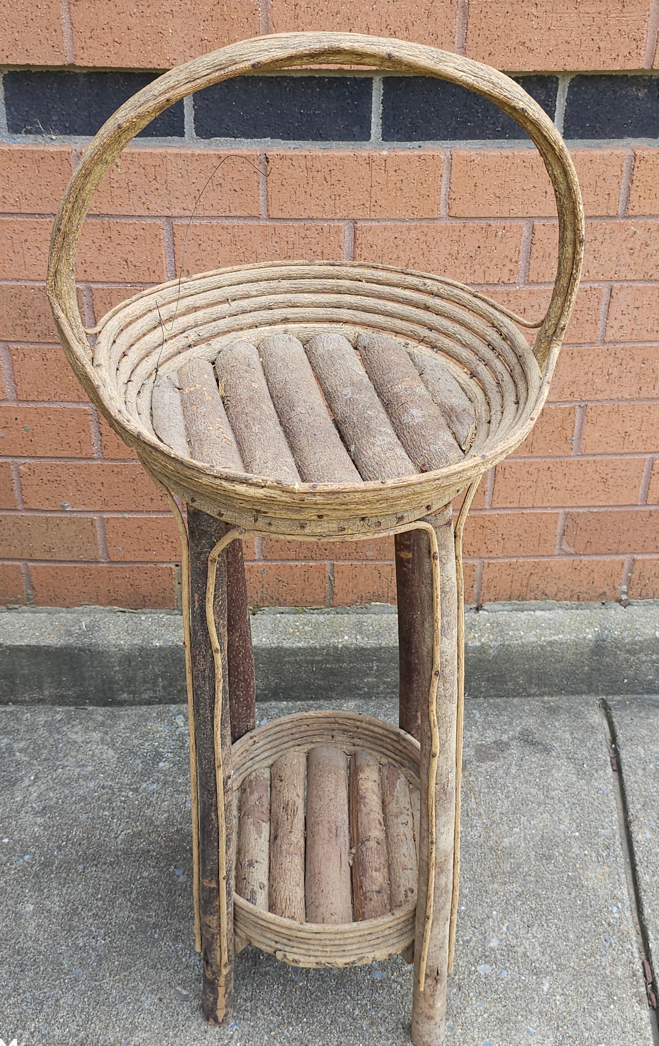 Un soporte para helechos o plantas rústico de mediados de siglo. Hecho a mano con madera en bruto y lianas. Mide 15