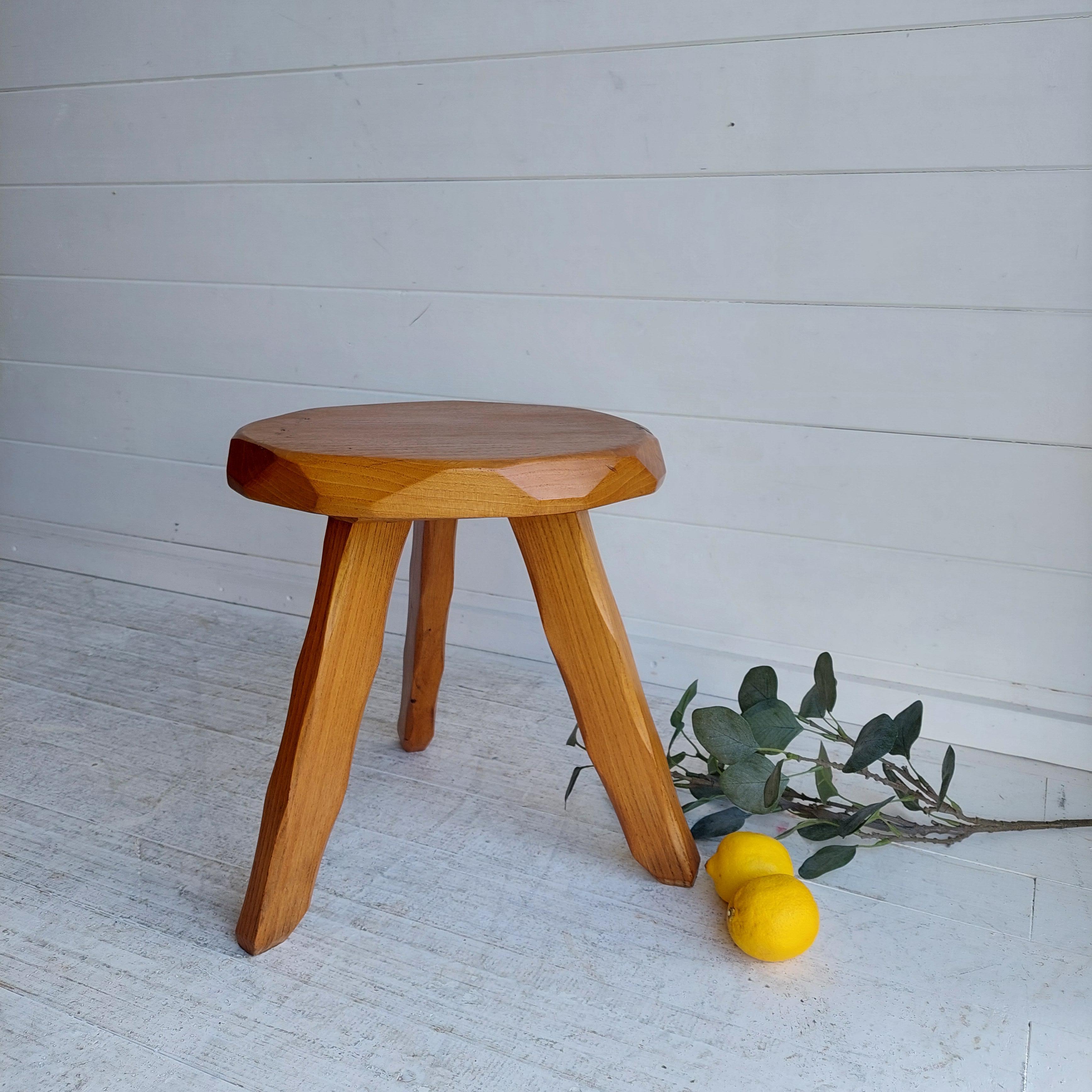 Milking stool or three-leg square stool, brutalist, rustic, unique 1960.
Made of Elm
Unique handmade piece

A very cute vintage wooden three legged milking stool
The splayed irregular wavy hand cut legs give the stool a distinctive look whilst hand