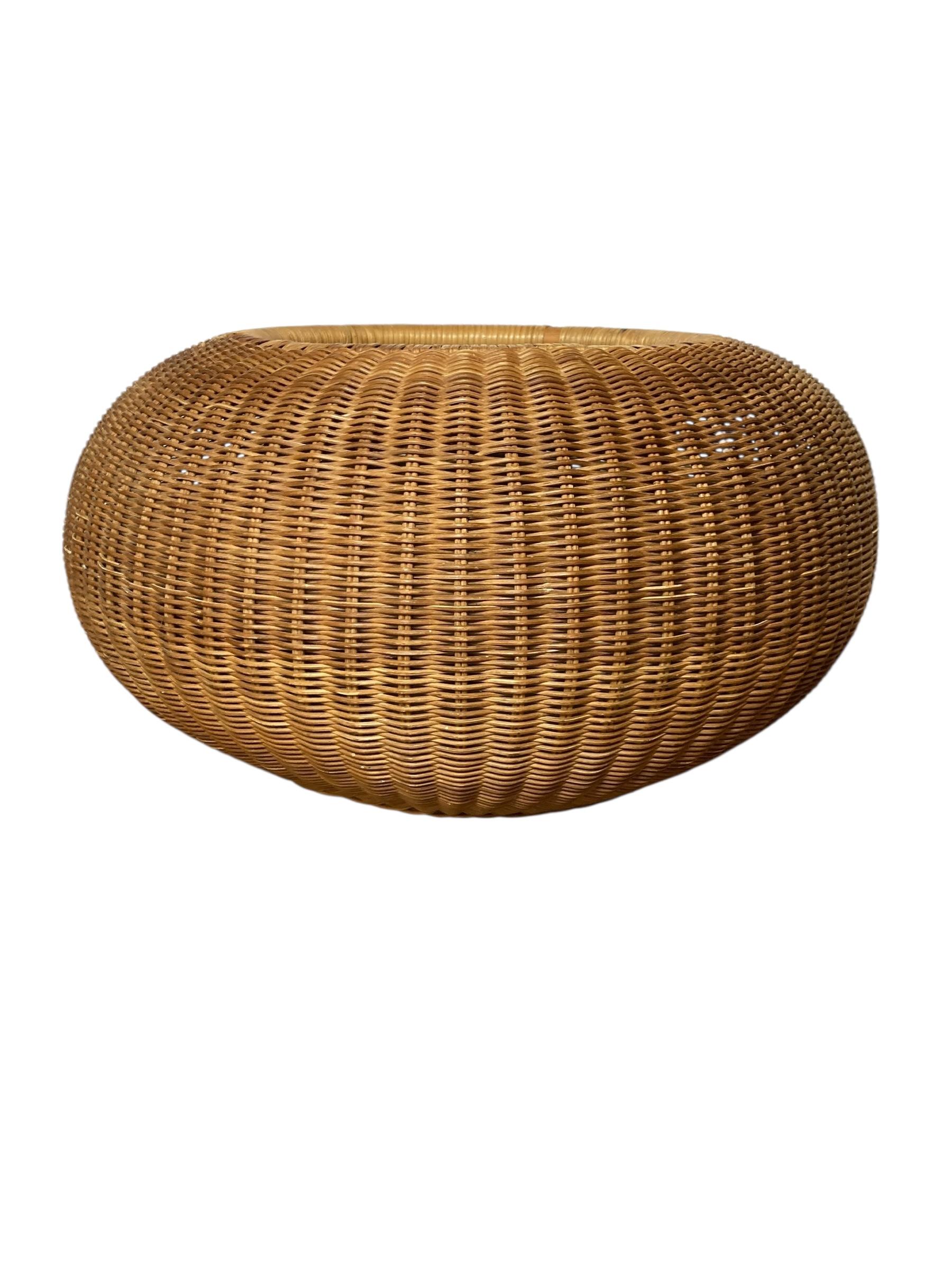 Portapiante in vimini o rattan del Medio Secolo. Eleva l'arredamento della tua casa con questo pezzo di ottima fattura, perfetto per aggiungere un tocco di fascino rustico a qualsiasi spazio.

H. H. 30cm

L: 52 cm