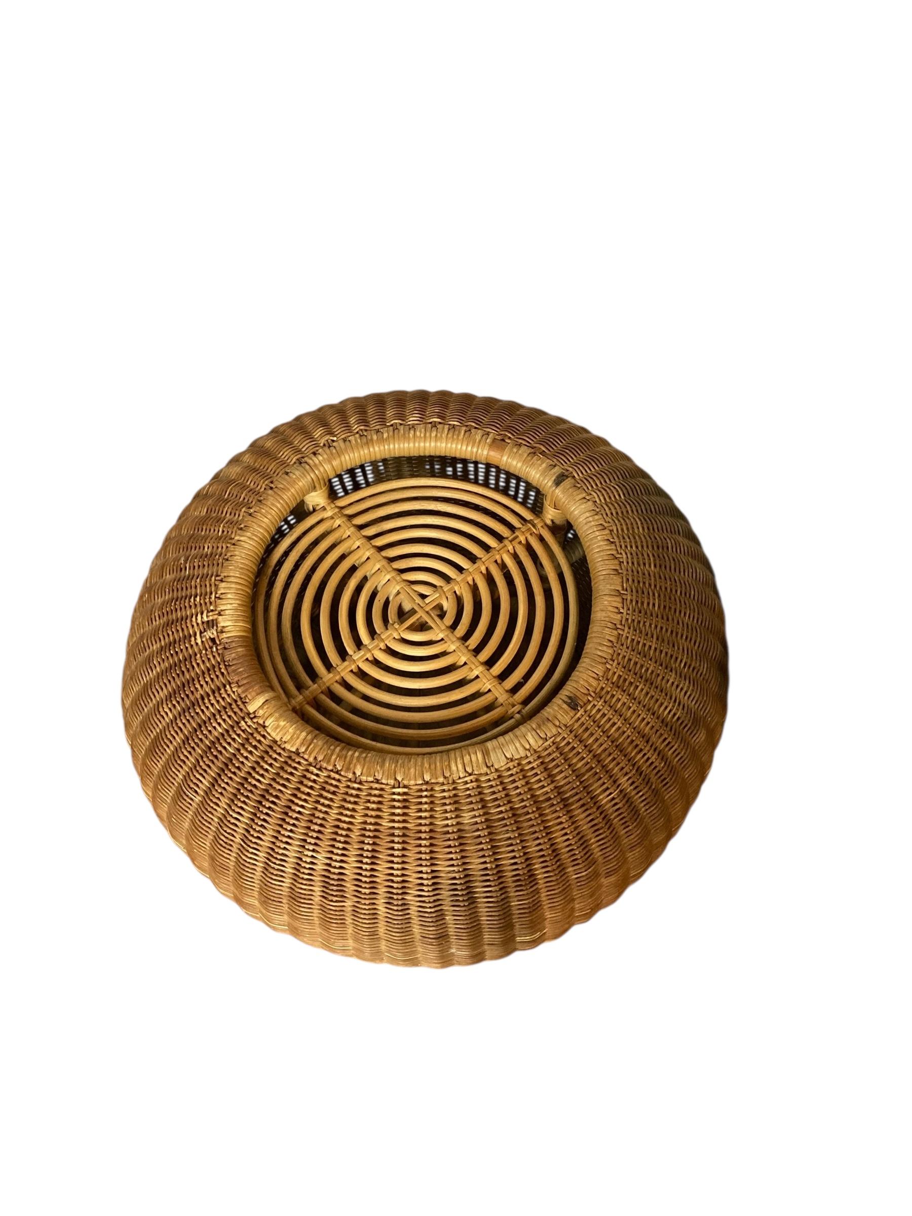 Rattan Piantana rustica di vimini o di rattan del Medio Secolo in vendita