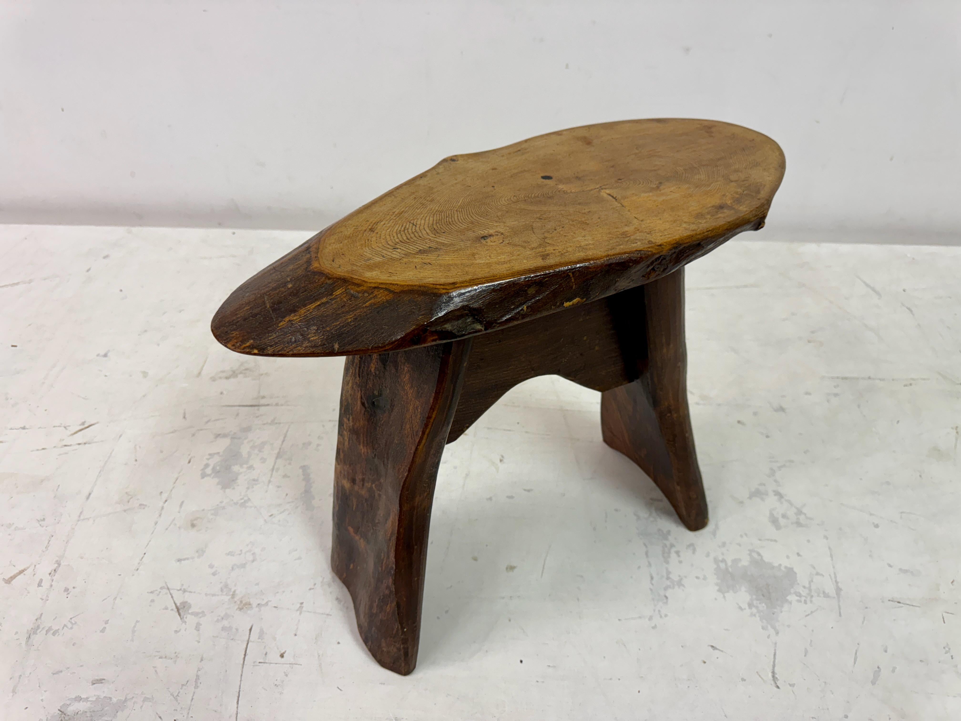 Tabouret ou table d'appoint en bois rustique du milieu du siècle dernier en vente 4