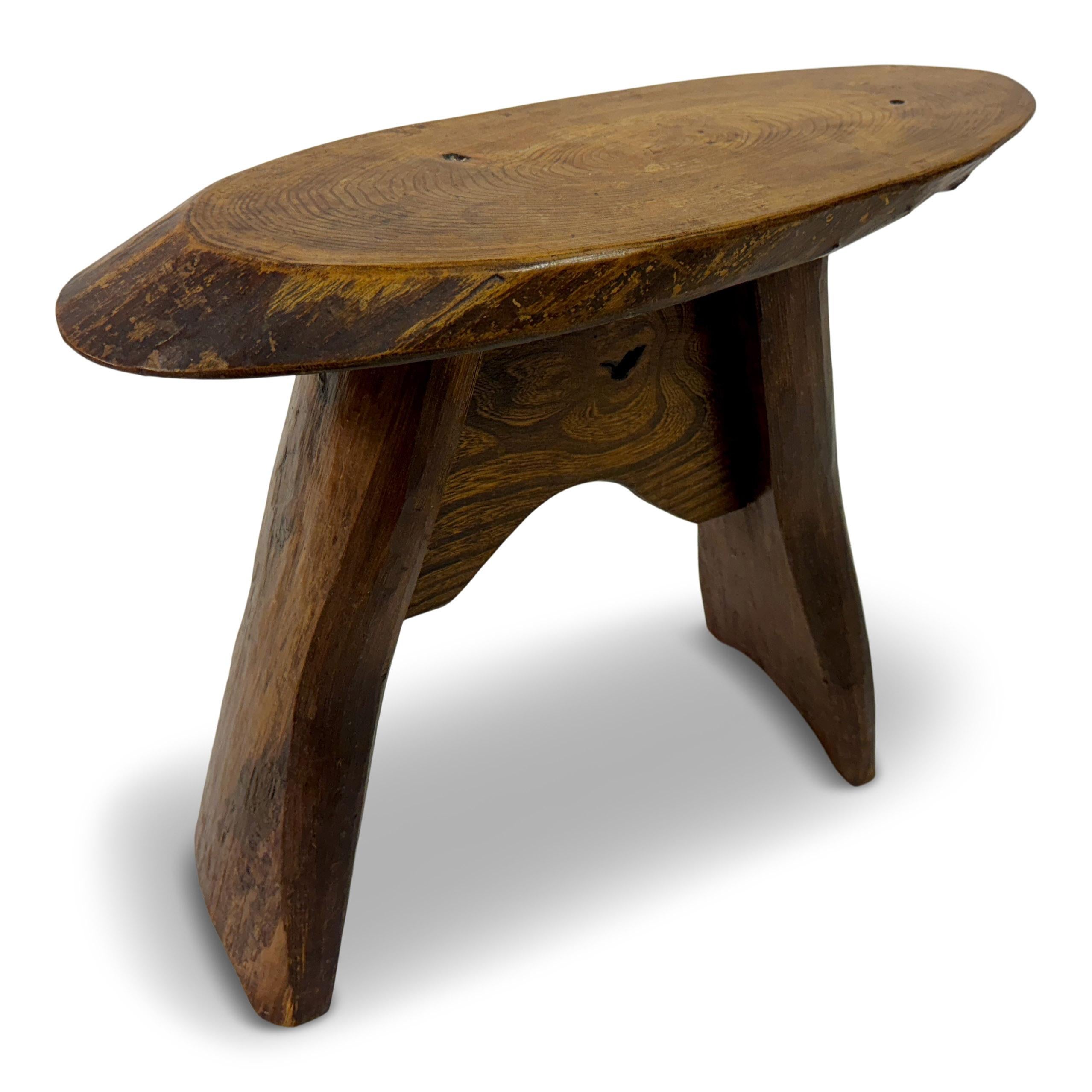 Tabouret ou table d'appoint en bois rustique du milieu du siècle dernier en vente 4