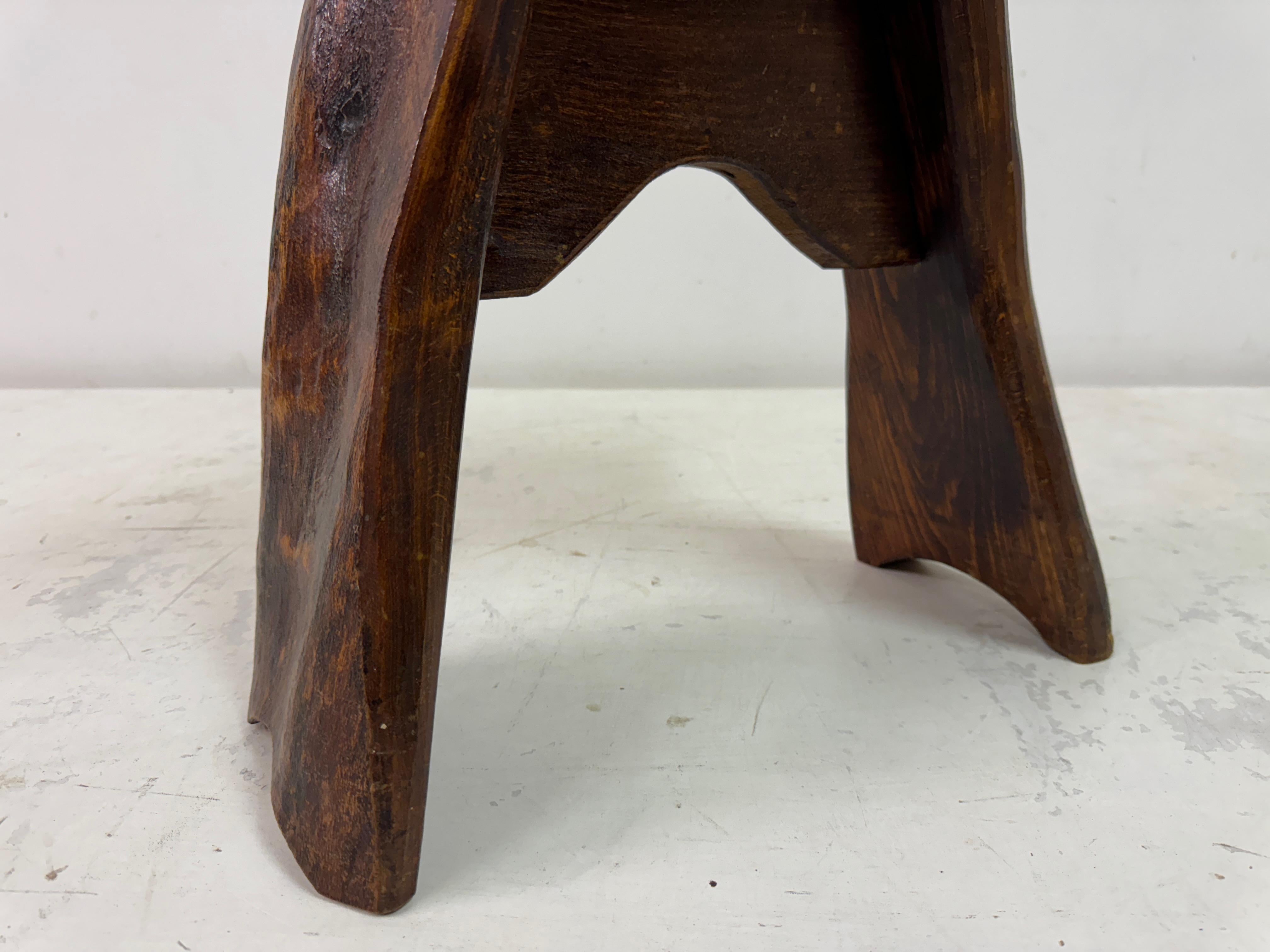 Tabouret ou table d'appoint en bois rustique du milieu du siècle dernier en vente 5