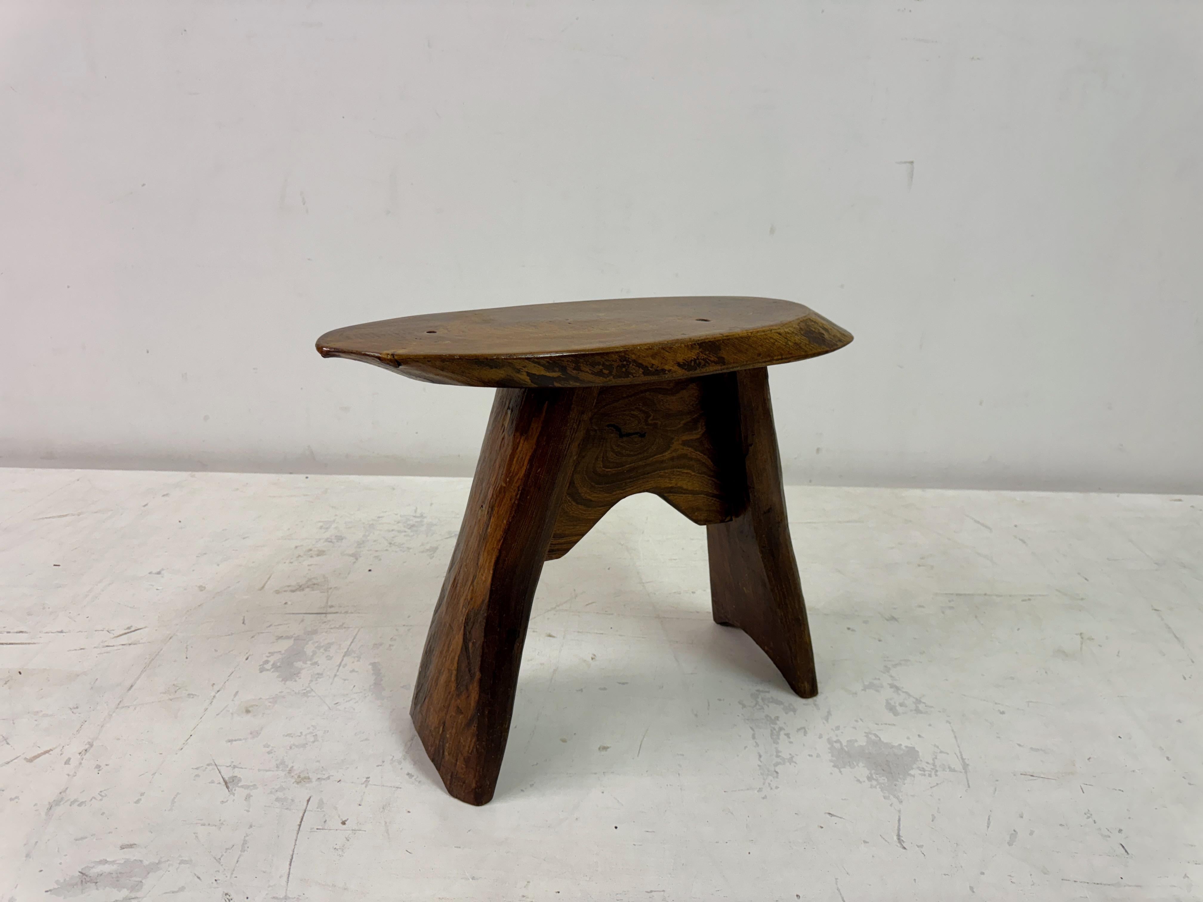 Tabouret ou table d'appoint en bois rustique du milieu du siècle dernier en vente 6