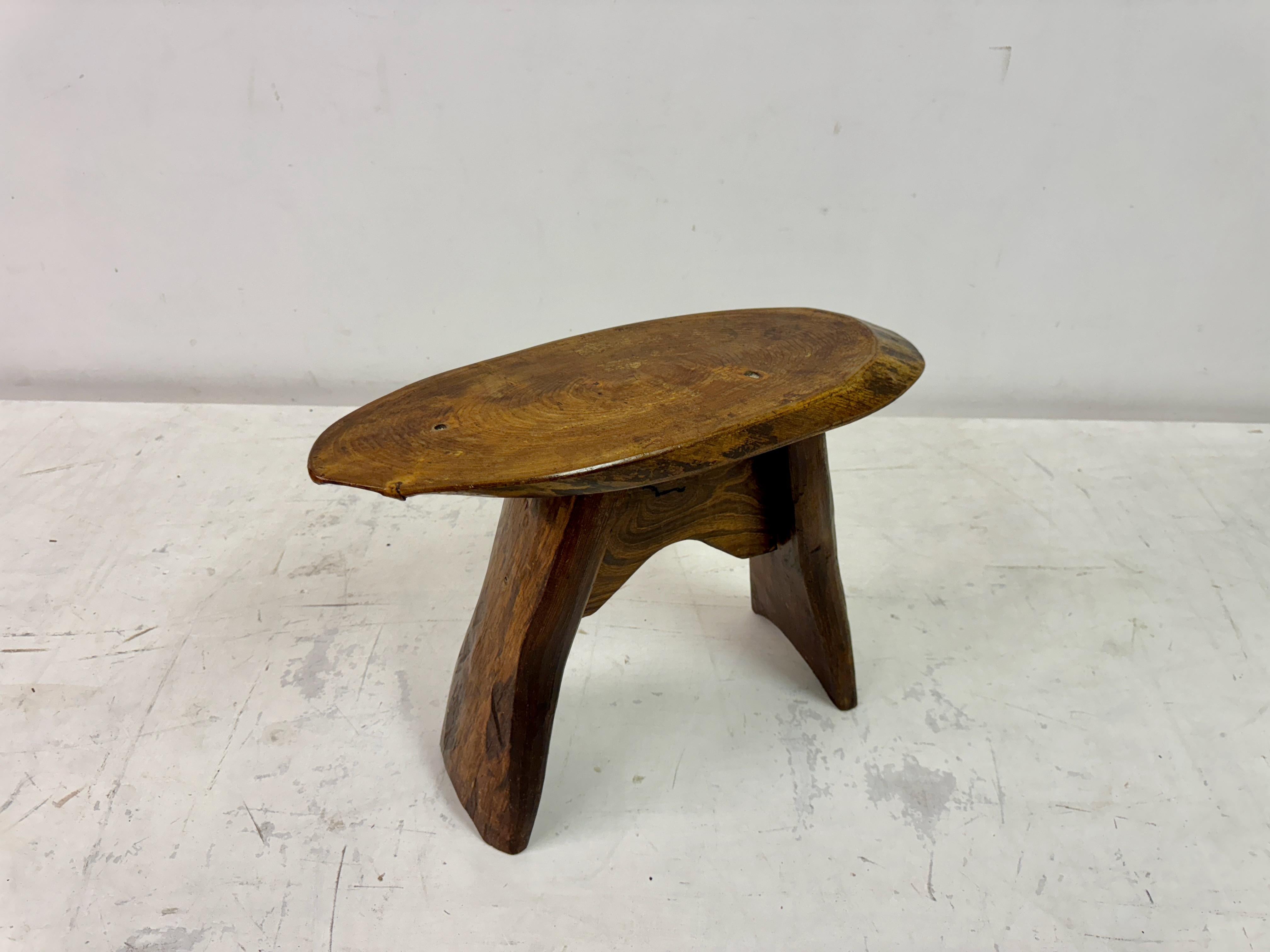 Tabouret ou table d'appoint en bois rustique du milieu du siècle dernier en vente 7