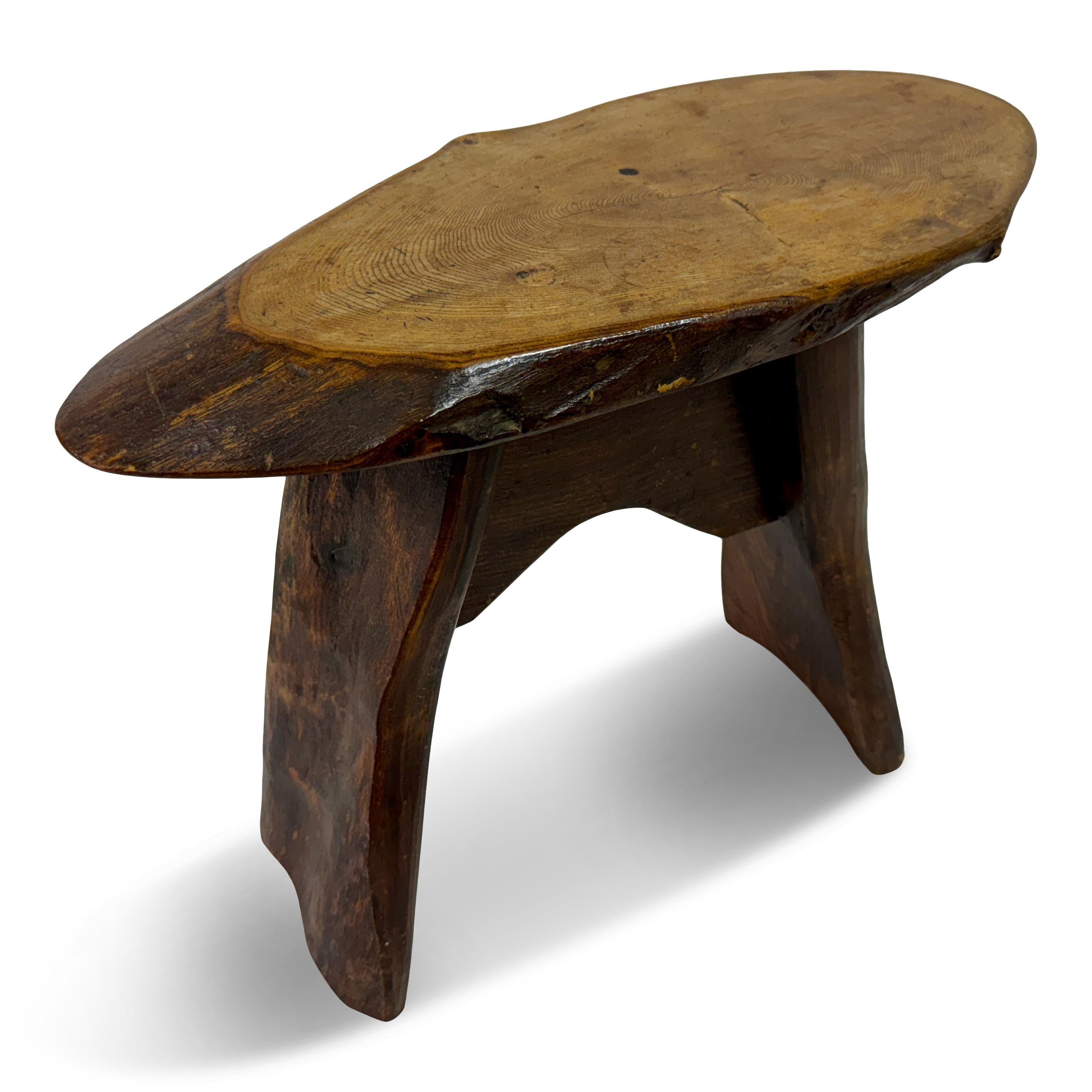 Tabouret ou table d'appoint en bois rustique du milieu du siècle dernier en vente 8