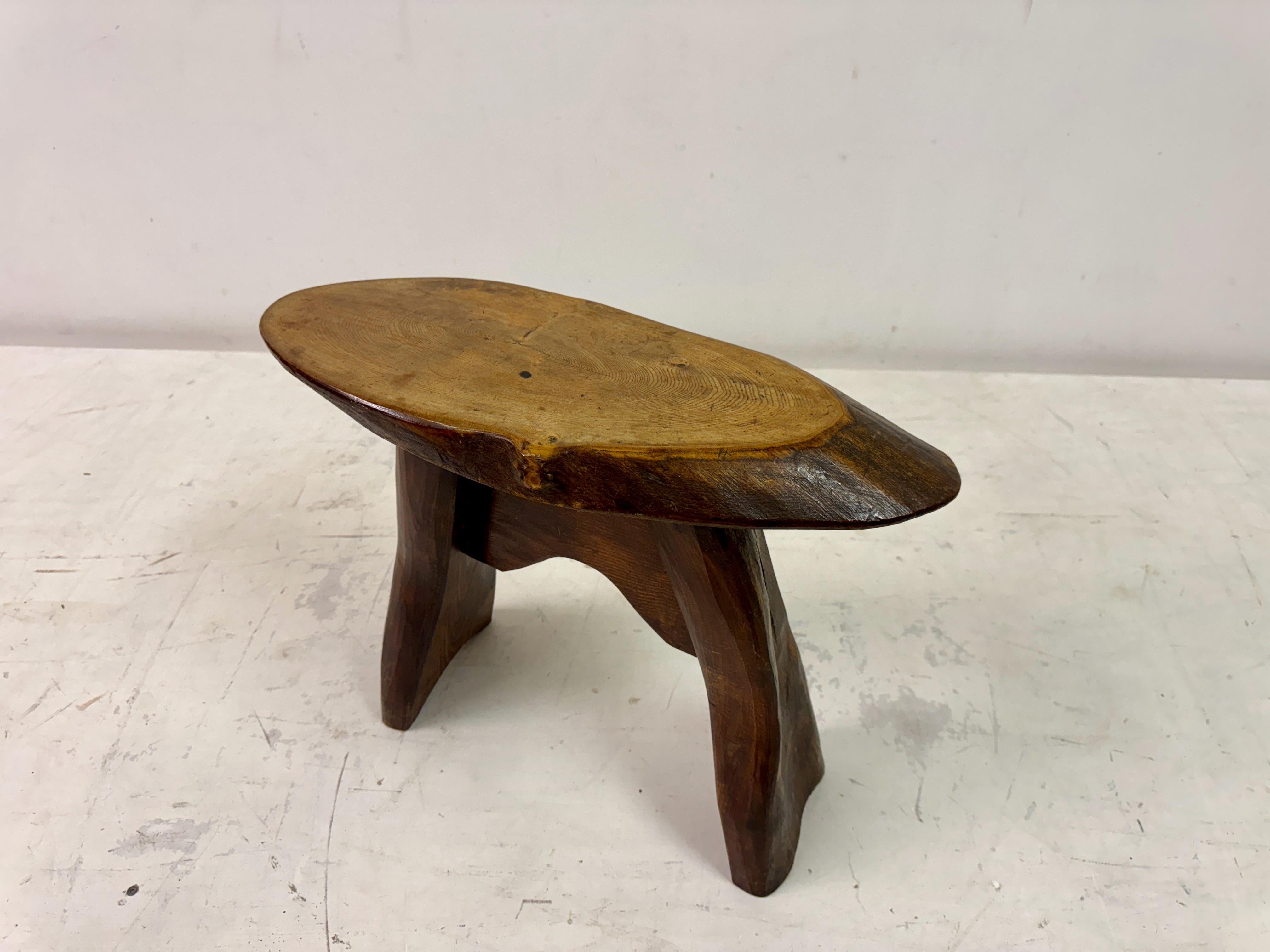Tabouret ou table d'appoint en bois

Milieu du siècle

Il s'agit d'un tabouret ou d'une petite table rustique du milieu du siècle, avec un design en bois naturel à arêtes vives. Son plateau est une forme organique et asymétrique qui préserve les