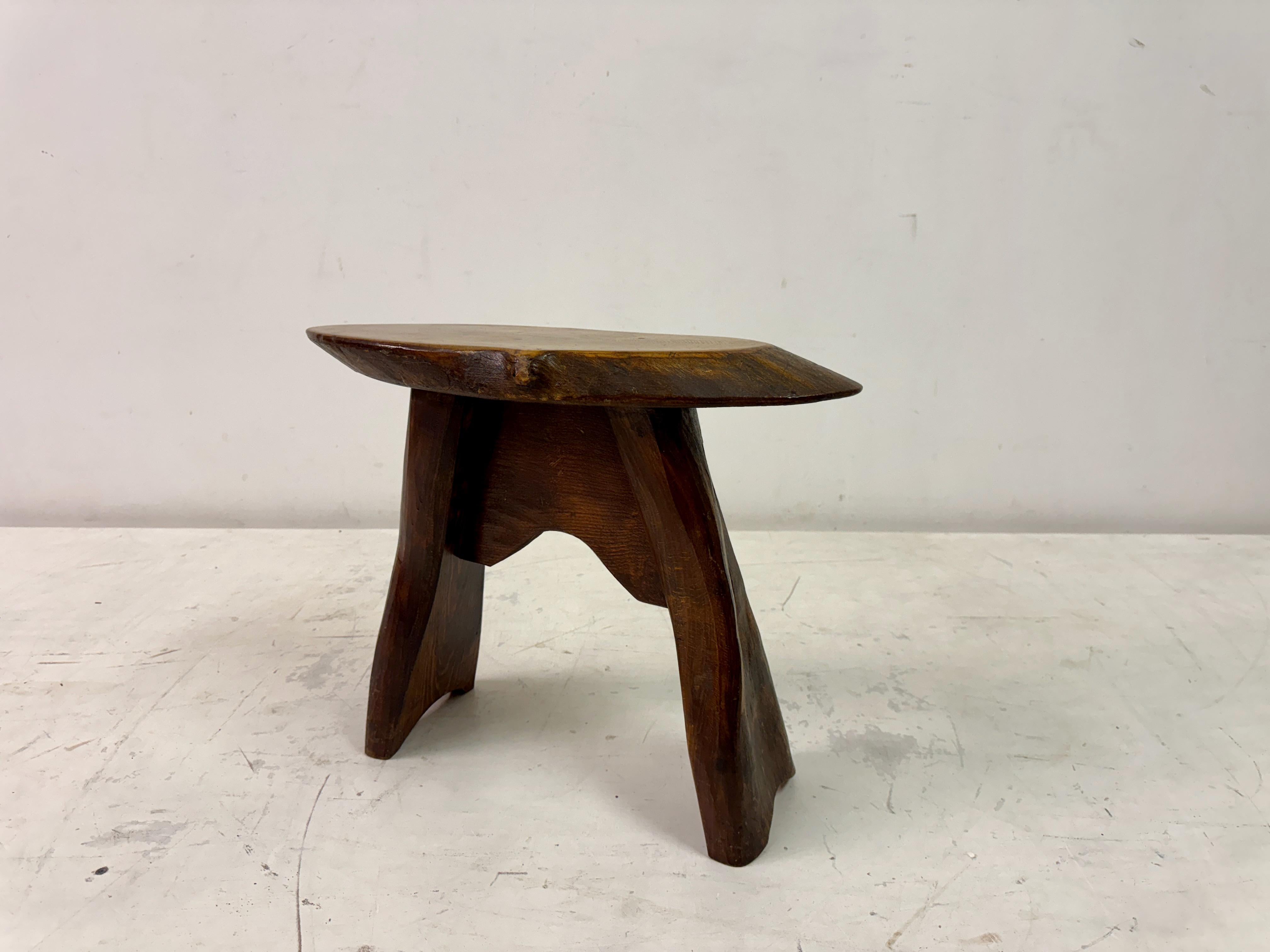 Mid-Century Modern Tabouret ou table d'appoint en bois rustique du milieu du siècle dernier en vente