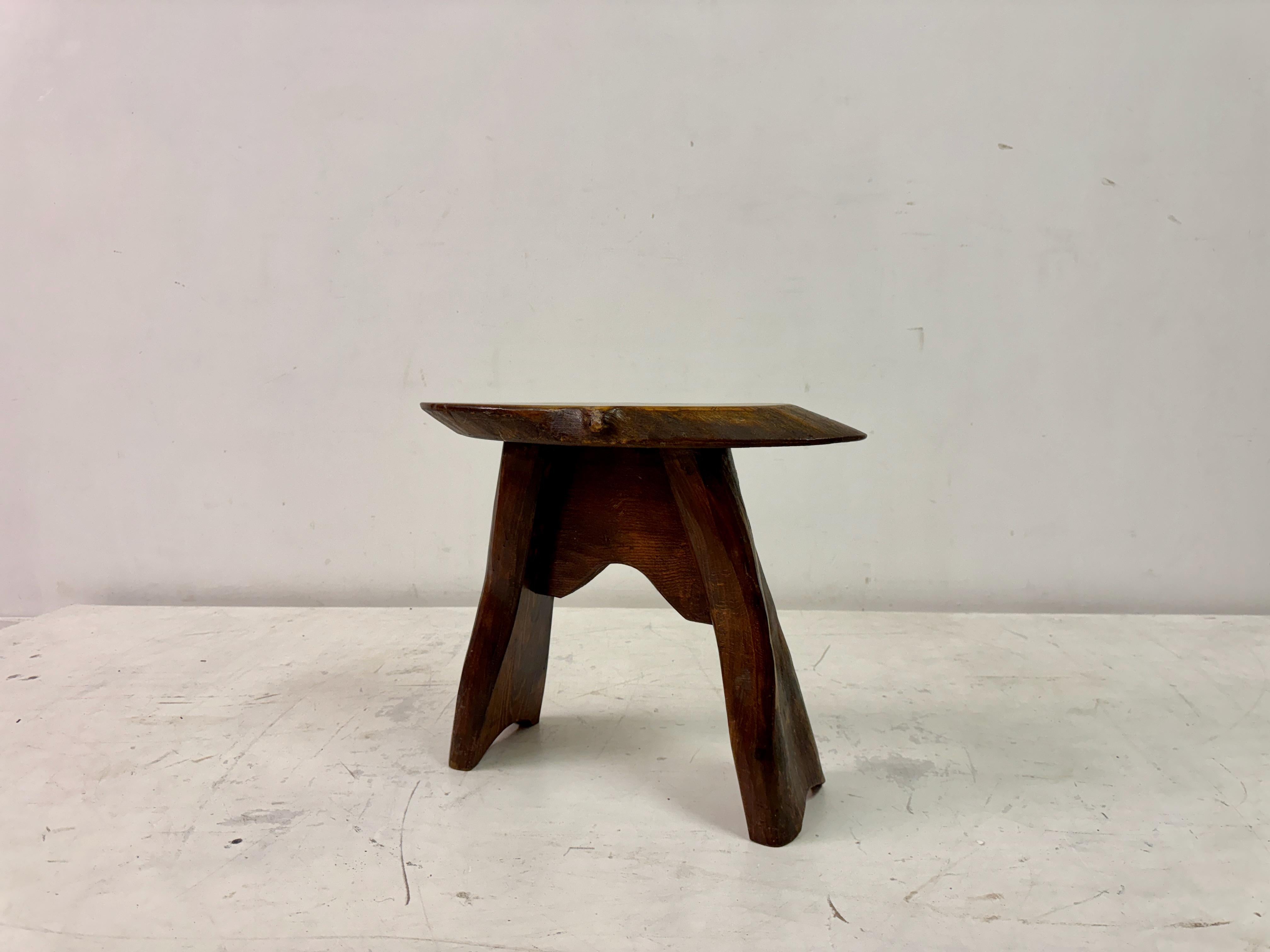 Tabouret ou table d'appoint en bois rustique du milieu du siècle dernier Bon état - En vente à London, London