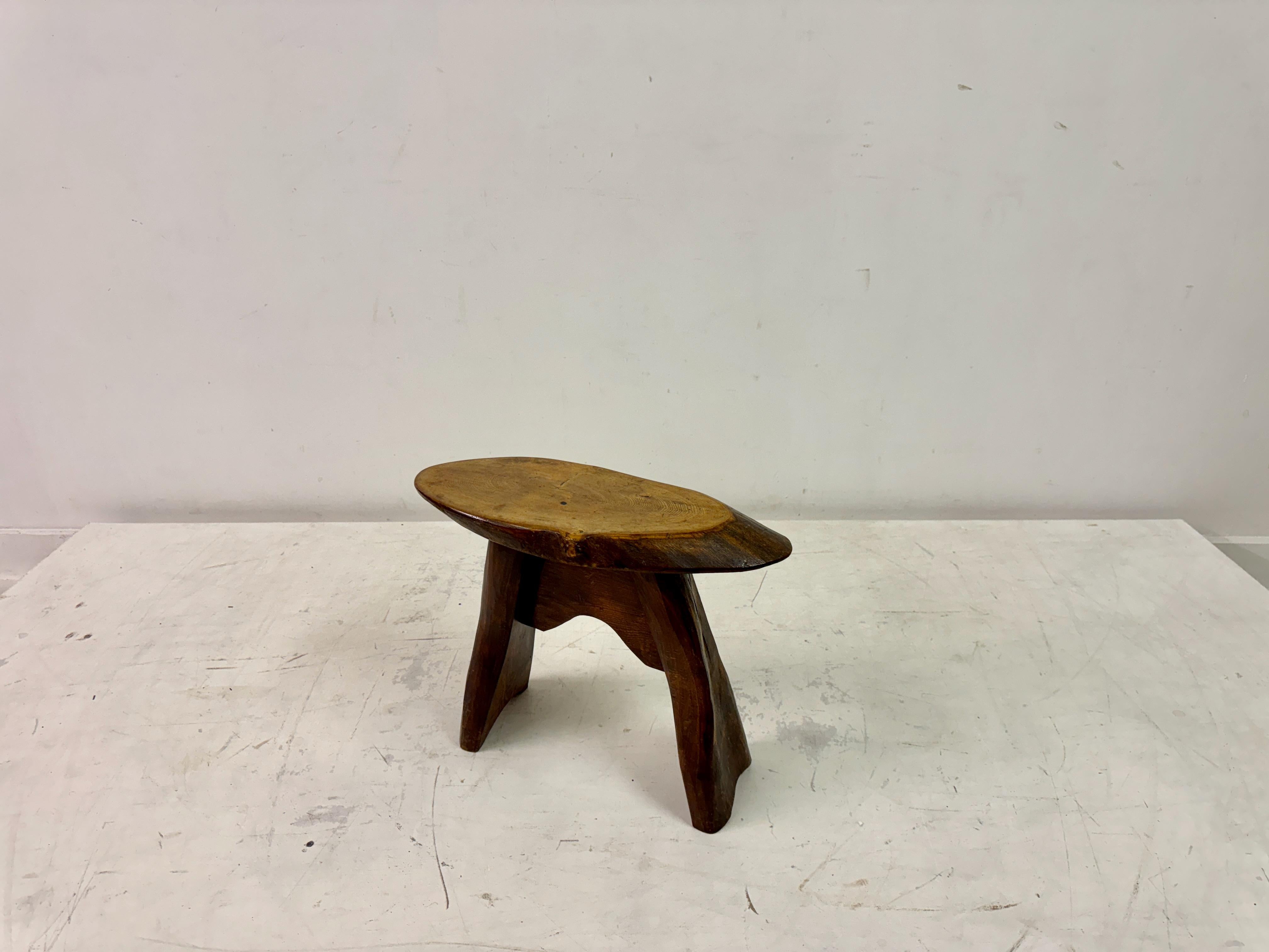 20ième siècle Tabouret ou table d'appoint en bois rustique du milieu du siècle dernier en vente