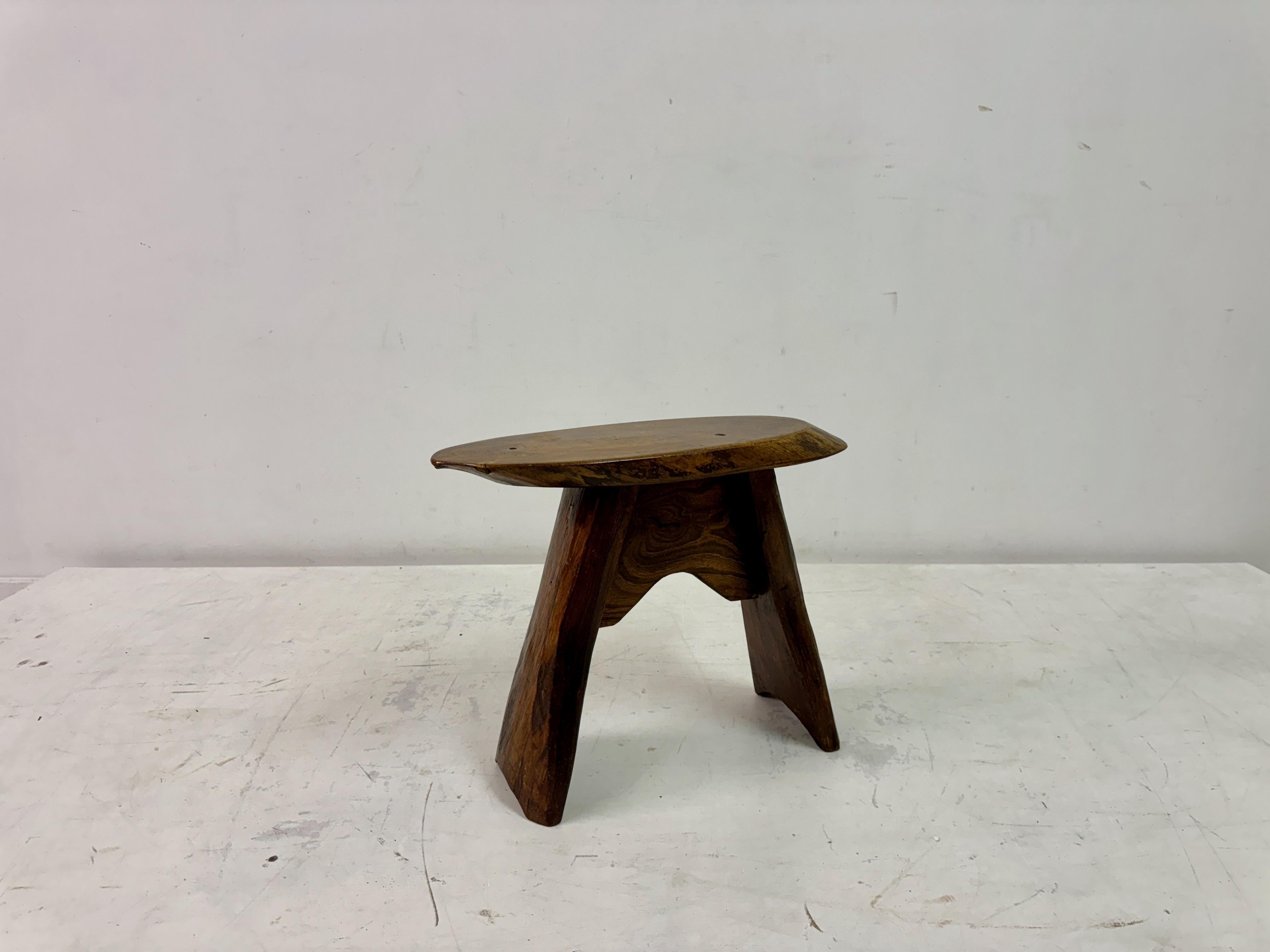 20ième siècle Tabouret ou table d'appoint en bois rustique du milieu du siècle dernier en vente