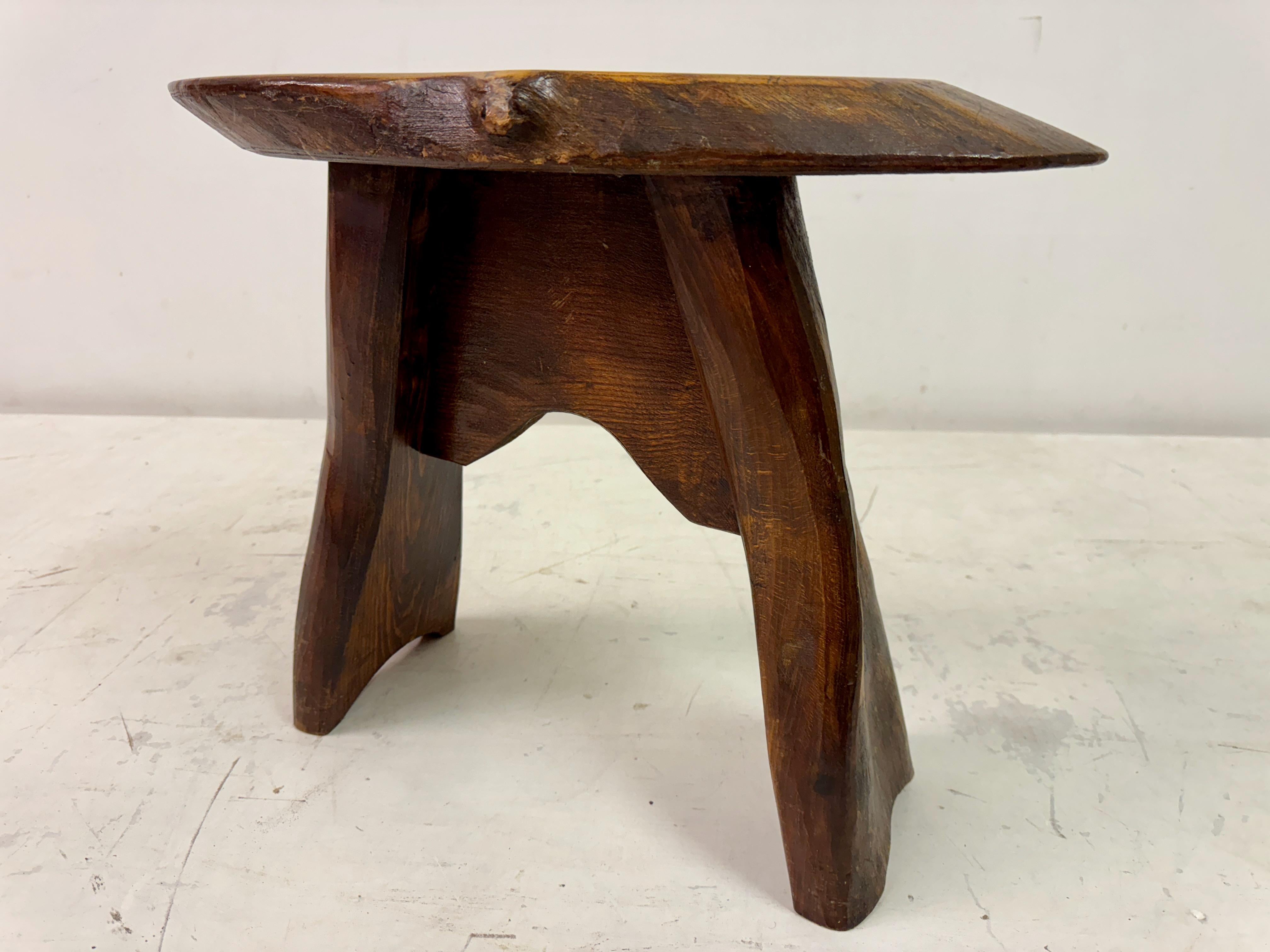 Noyer Tabouret ou table d'appoint en bois rustique du milieu du siècle dernier en vente