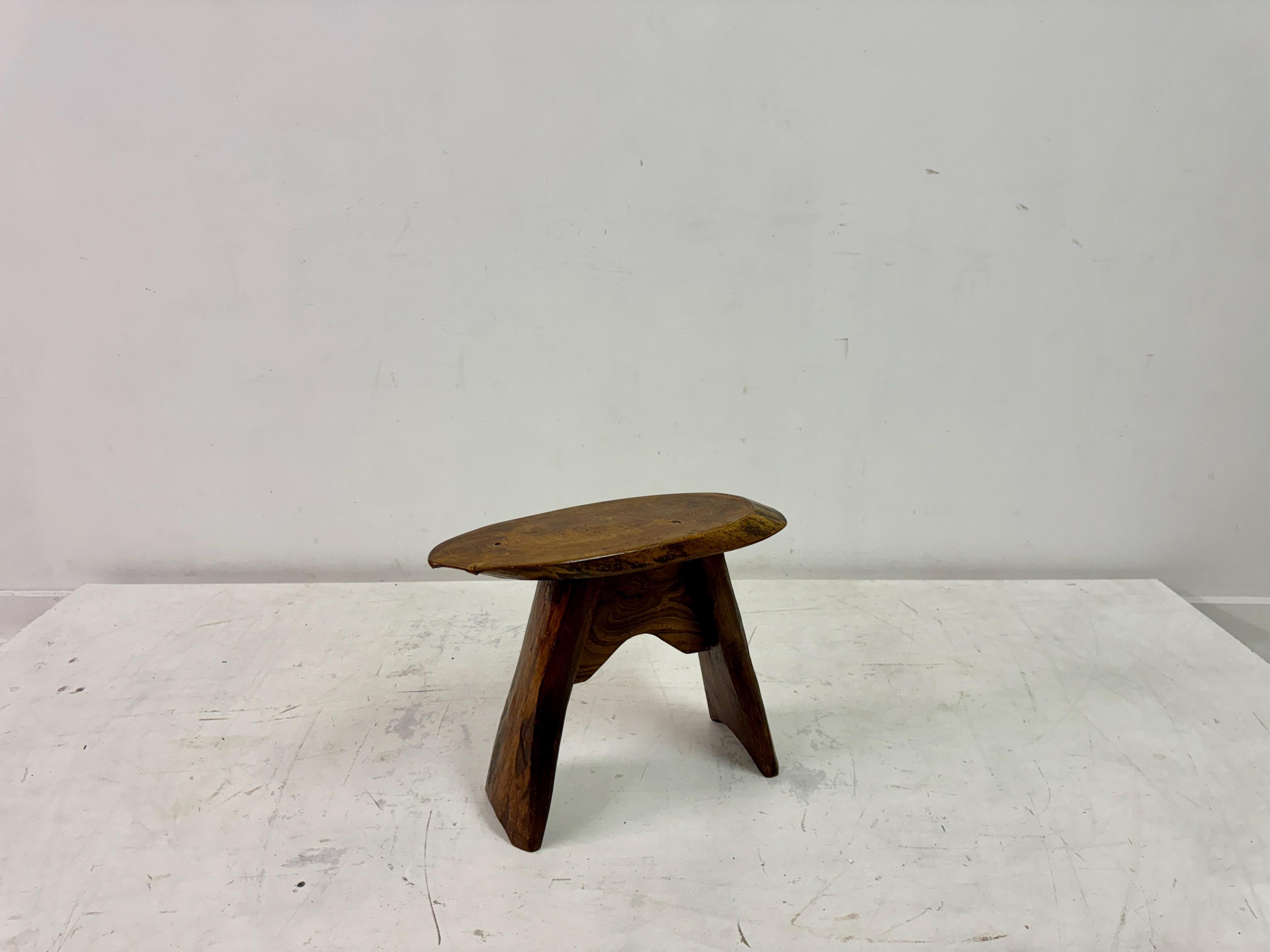 Noyer Tabouret ou table d'appoint en bois rustique du milieu du siècle dernier en vente